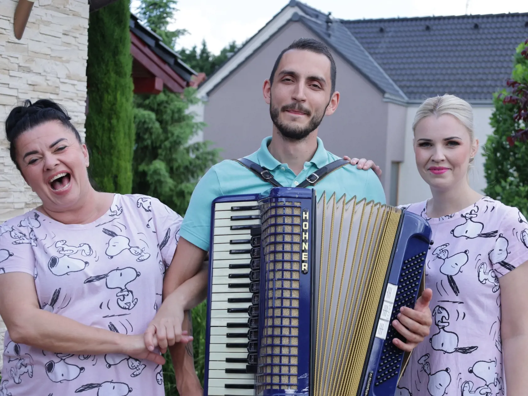 Enzo je výborný muzikant.