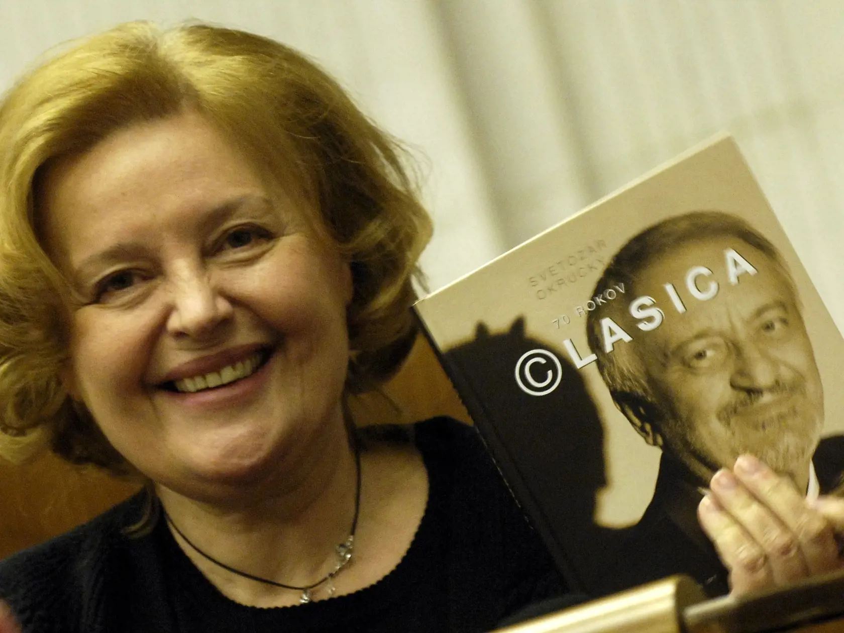 3. februára 2010: Poslankyňa NR SR za SDKÚ-DS Magdaléna Vášáryová pózuje s knihou Svetozára Okruckého "70 rokov - Lasica" počas rokovania 48. schôdze Národnej rady Slovenskej republiky v Bratislave.
