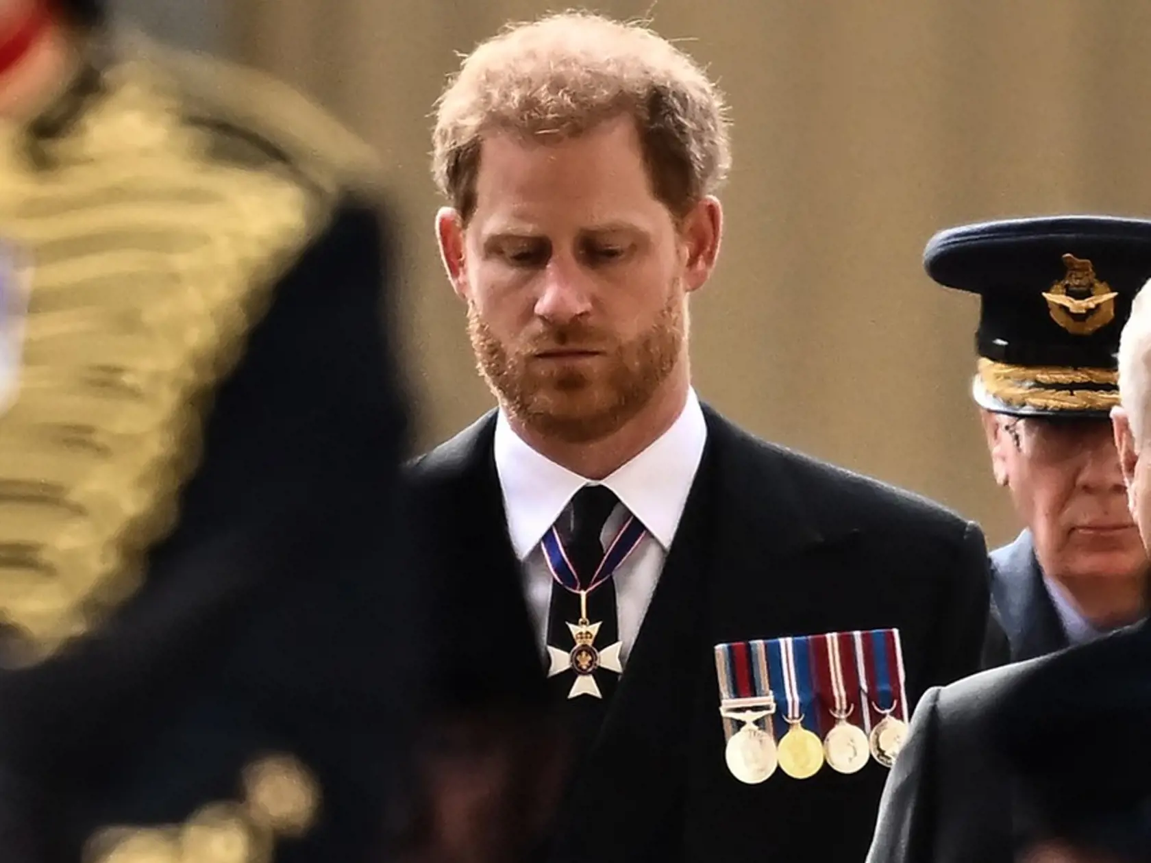 Smútočný sprievod kráľovnej Alžbety II. Na snímke princ Harry.
