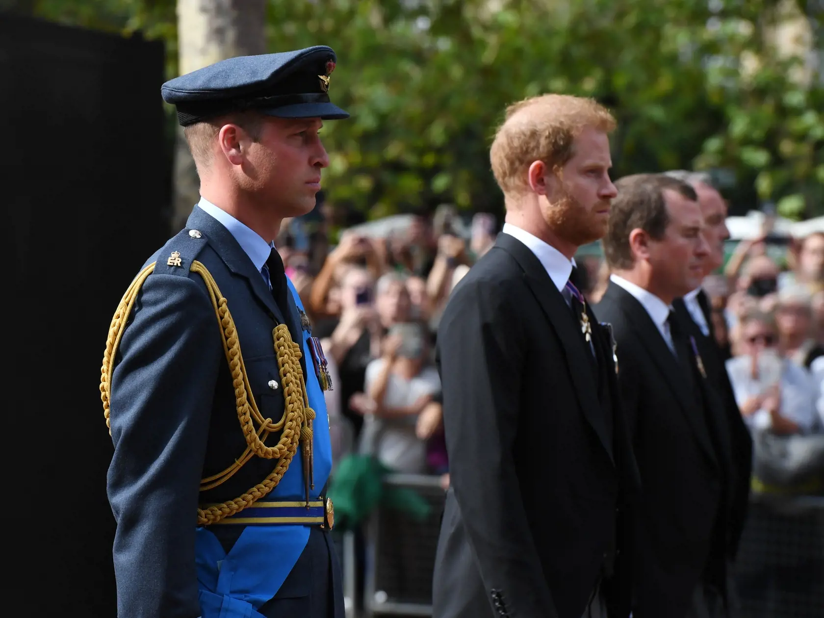 Princ Harry a princ William kráčajú za rakvou svojej babky.