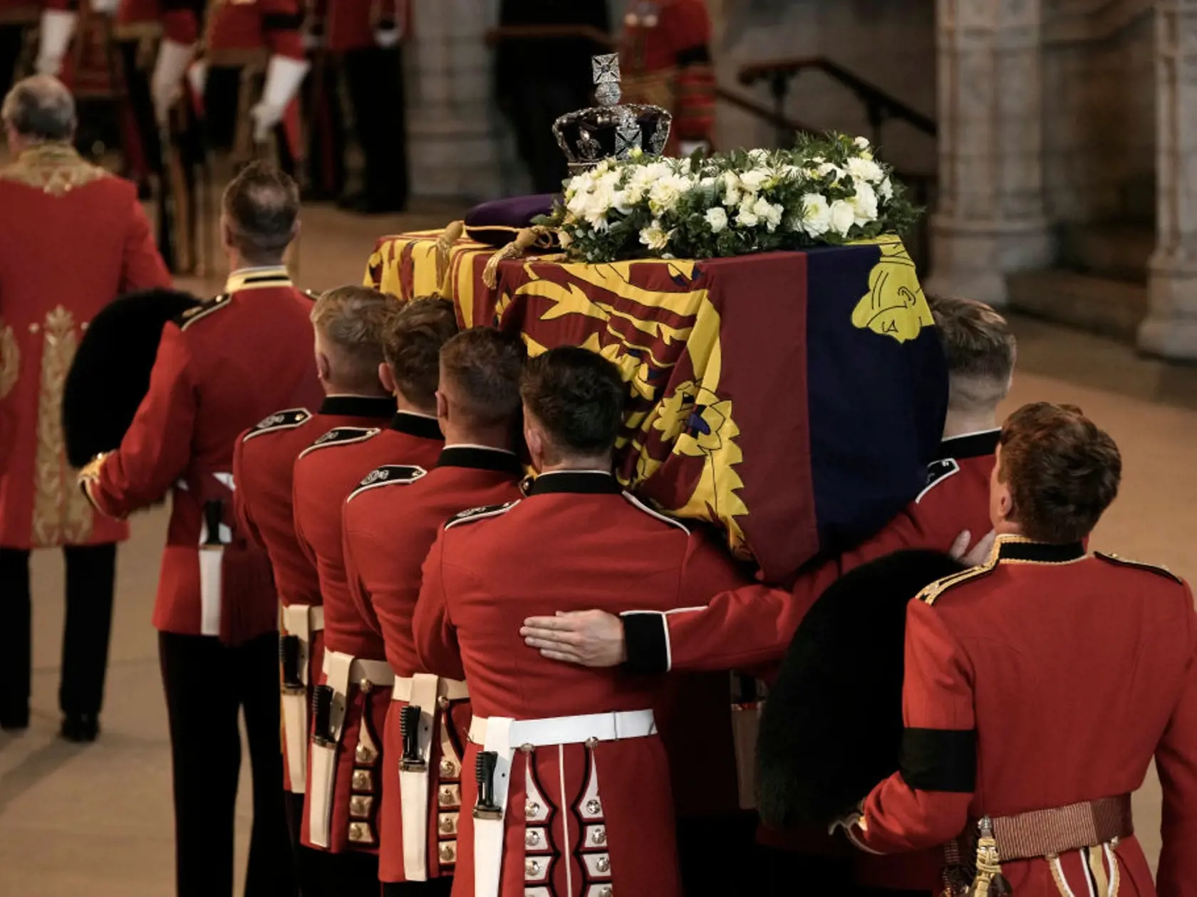 Truhla s kráľovnou bola zdobená kráľovskou štandardou, kvetinami z Balmoralu, kde Alžbeta zomrela, a najmä imperiálnou korunou, ktorú mala na hlave počas korunovácie v roku 1953.