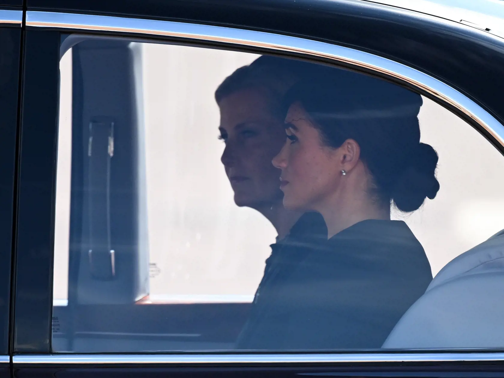Vojvodkyňa zo Sussexu a vojvodkyňa z Wessexu na ceste do Westminster Hall.