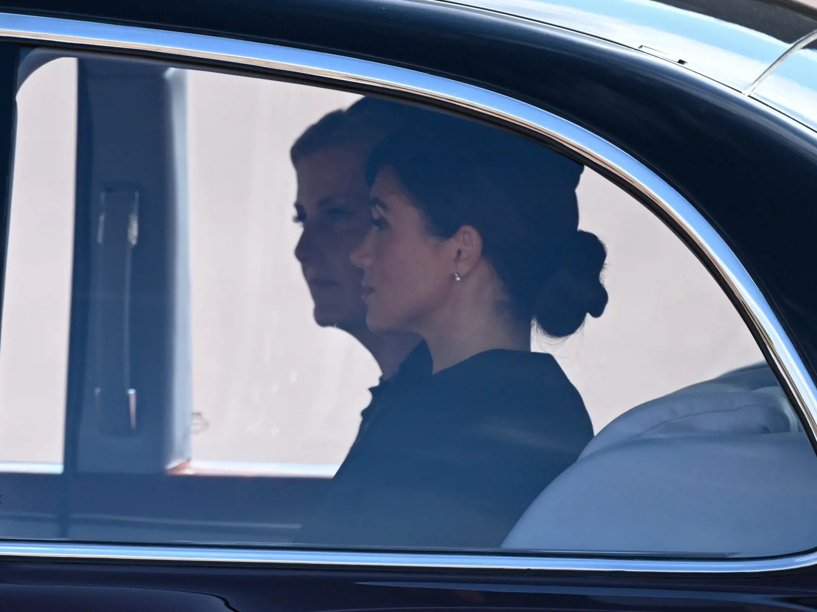 Vojvodkyňa zo Sussexu a vojvodkyňa z Wessexu na ceste do Westminster Hall.