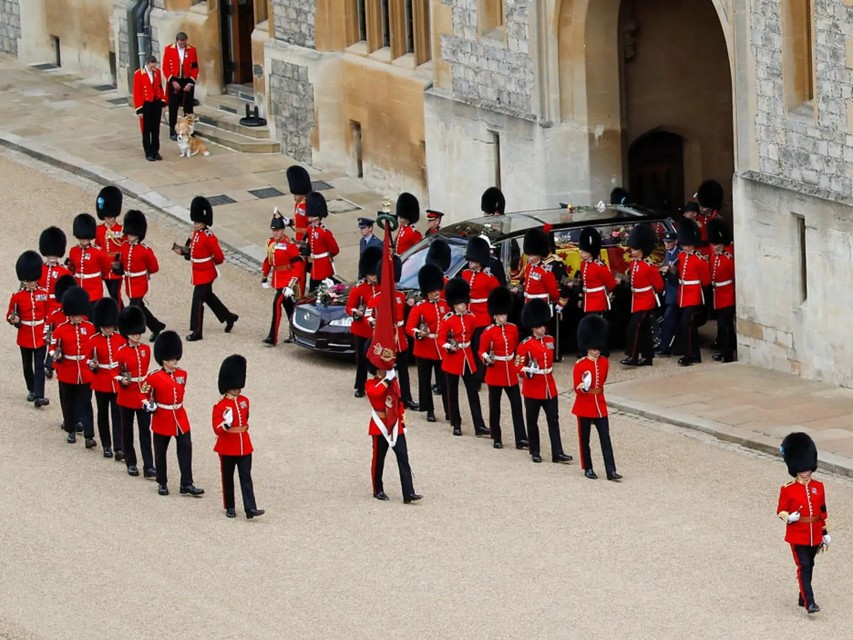 Na snímke psi plemena corgi Muick a Sandy čakajú na rakvu s pozostatkami zosnulej britskej kráľovnej Alžbety II. v pondelok 19. septembra 2022 na hrade Windsor.  Muick a Sandy sú poslední psi z radu viac ako 30 corgiov, ktoré kráľovná za života vlastnila. Obrad rozžehnania sa s telom kráľovnej Alžbety II. sa uskutočnil vo windsorskej Kaplnke sv. Juraja. Tam panovníčku v rámci súkromného obradu aj pochovali po boku jej manžela princa Philipa.