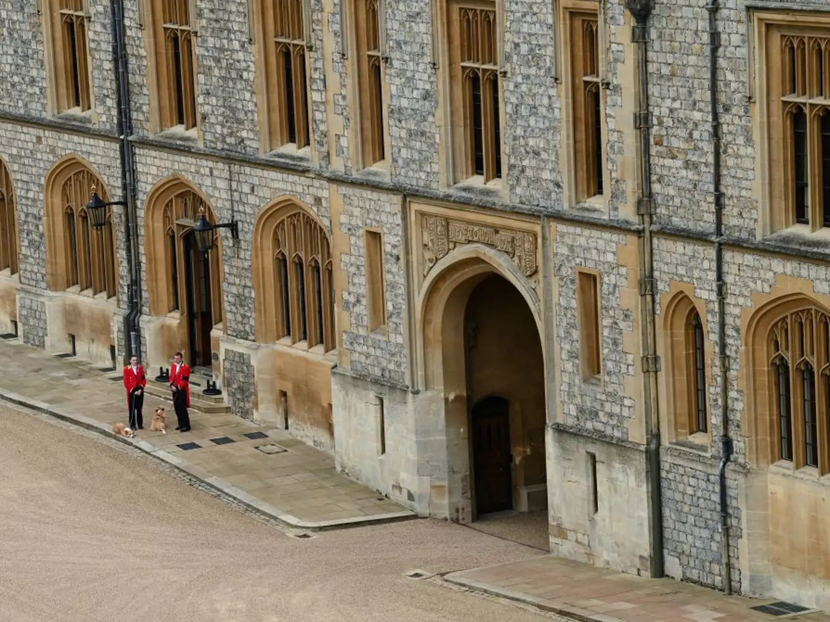 Na snímke psi plemena corgi Muick a Sandy čakajú na rakvu s pozostatkami zosnulej britskej kráľovnej Alžbety II. v pondelok 19. septembra 2022 na hrade Windsor.  Muick a Sandy sú poslední psi z radu viac ako 30 corgiov, ktoré kráľovná za života vlastnila. Obrad rozžehnania sa s telom kráľovnej Alžbety II. sa uskutočnil vo windsorskej Kaplnke sv. Juraja. Tam panovníčku v rámci súkromného obradu aj pochovali po boku jej manžela princa Philipa.