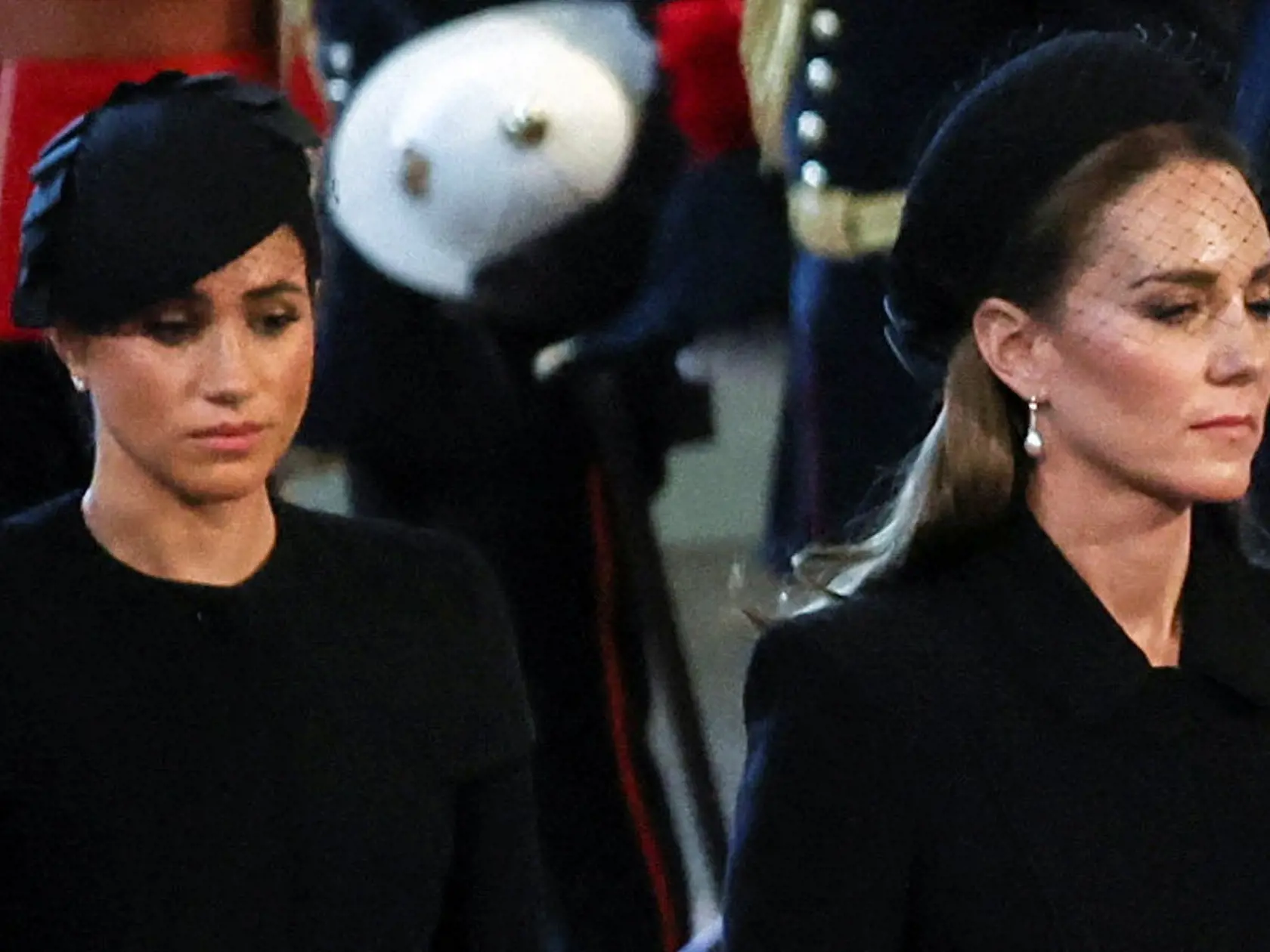 Zatiaľ čo vojvodkyňa Meghan si nasadila náušnice, ktoré jej darovala samotná Alžbeta po svadbe s princom Harrym v roku 2018, vojvodkyňa Kate si dala perlové náušnice, ktoré zdedila po princeznej Diane.