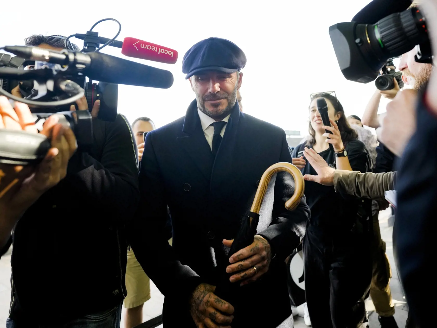 Bývalý anglický futbalista David Beckham, ktorý sa prišiel naposledy rozlúčiť so zosnulou britskou kráľovnou Alžbetou II., odpovedá na otázky novinárov po opustení Westminsterskej sály v Londýne v piatok 16. septembra 2022. Telo Alžbety II. je do pondelkového pohrebu vystavené vo Westminsterskej sále, najstaršej časti sídla britského parlamentu. Alžbeta II. zomrela vo štvrtok 8. septembra vo veku 96 rokov vo svojom letnom sídle Balmoral v Škótsku. Na tróne bola 70 rokov. FOTO TASR