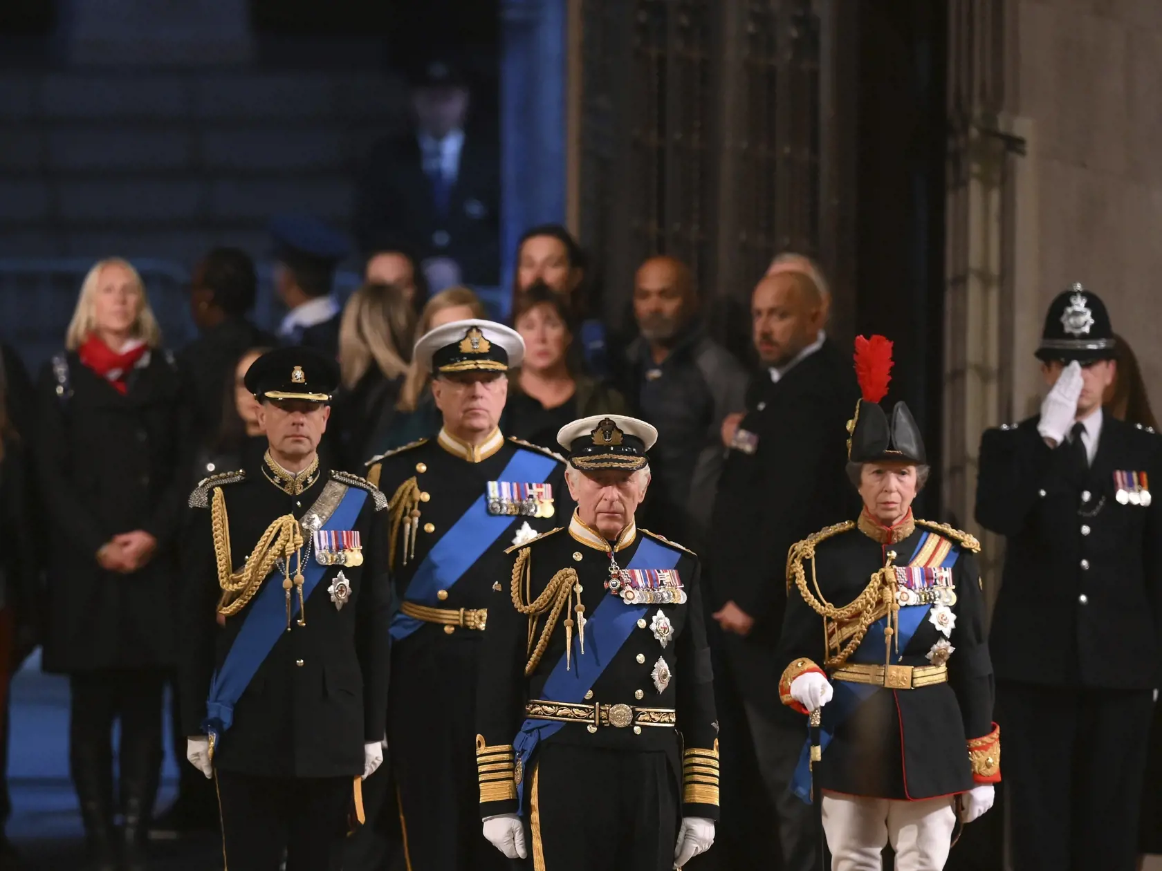 Všetci štyria potomkovia zosnulej britskej kráľovnej Alžbety II. - britský kráľ Karol III. (uprostred), princezná Anna (vpravo), Edward (vľavo) a Andrew (druhý zľava) oblečení v slávnostných uniformách - sa účastnia na večernej vigílii vo Westminsterskej sále v Londýne v piatok 16. septembra 2022. Dvere Westminsterskej sály zatvoria v pondelok ráno o 06.30 h miestneho času (07.30 h SELČ). O štyri hodiny neskôr prepravia rakvu na delovej lafete v sprievode členov kráľovskej rodiny
