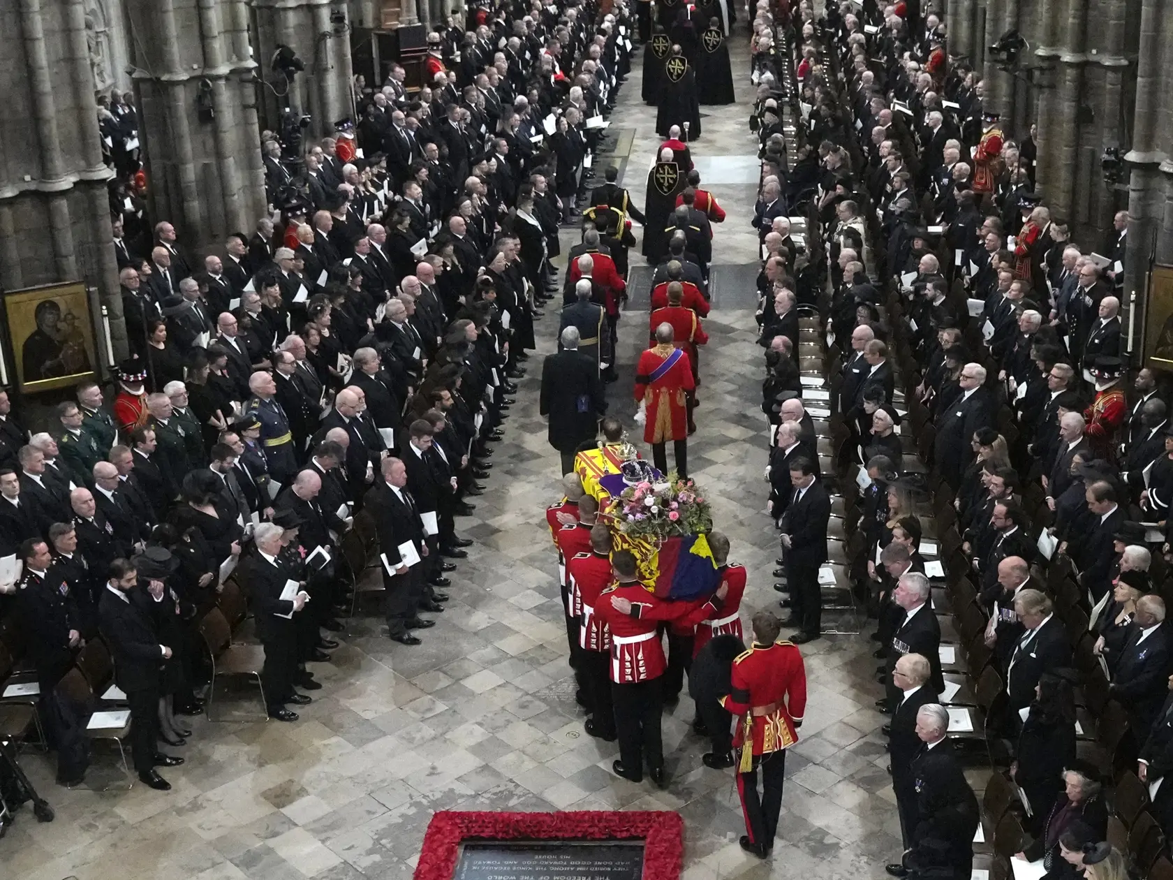 WA 54 Londýn - Rakvu zosnulej britskej kráľovnej Alžbety II. prinášajú na štátny pohreb do Westminsterského opátstva v Londýne v pondelok 19. septembra 2022. Štátny pohreb panovníčky sa začal v pondelok o 11.00 h (12.00 SELČ). Kráľovná Alžbeta II. zomrela 8. septembra vo veku 96 rokov vo svojom letnom sídle Balmoral v Škótsku. FOTO TASR/AP