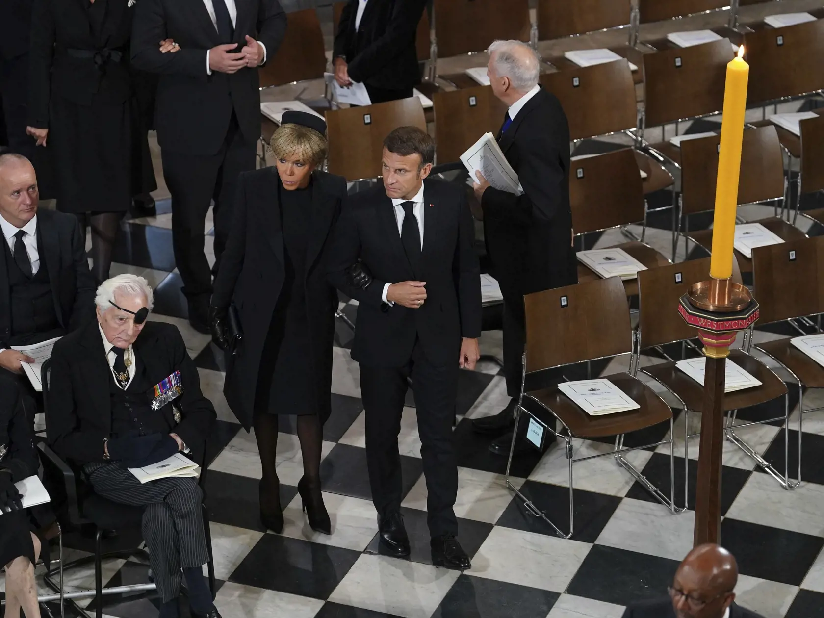 Manželka francúzskeho prezidenta Emmanuela Macrona Brigitte Macron je vo svojej krajine považovaná za módnu ikonu. Prvá dáma ani tentoraz nesklamala a predviedla tradičný francúzsky šarm a chic eleganciu. Prišla v decentných čiernych šatách, ktoré doplnila o kvalitný a dobre padnúci kabát v dĺžke šiat. Ako pokrývku hlavy si zvolila aristokratický módny doplnok: okrúhly čierny klobúčik so vzdušnou sieťkou. „