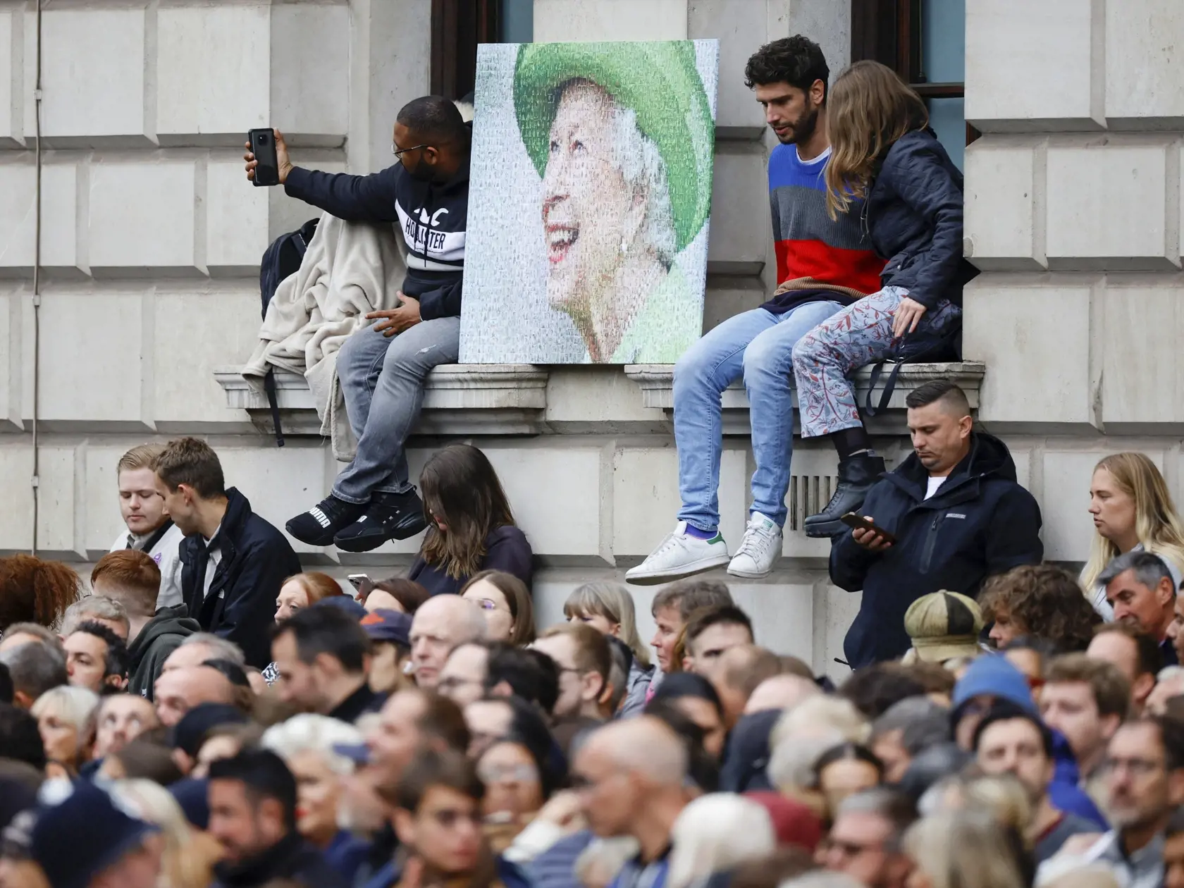 WA 31 Londýn - Ľudia čakajú na trase, po ktorej bude rakva zosnulej britskej kráľovnej Alžbety II. prevezená na delovom voze po pohrebnom obrade vo Westminsterskom opátstve v centre Londýna v pondelok 19. septembra 2022. Štátny pohreb panovníčky sa začal vo Westminsterskom opátstve v pondelok o 11.00 h miestneho času (12.00 h SELČ). Alžbeta II., ktorá vládla viac než 70 rokov, zomrela 8. septembra vo veku 96 rokov na zámku Balmoral v Škótsku. Jej pozostatky previezli do Londýna 13. septembra.