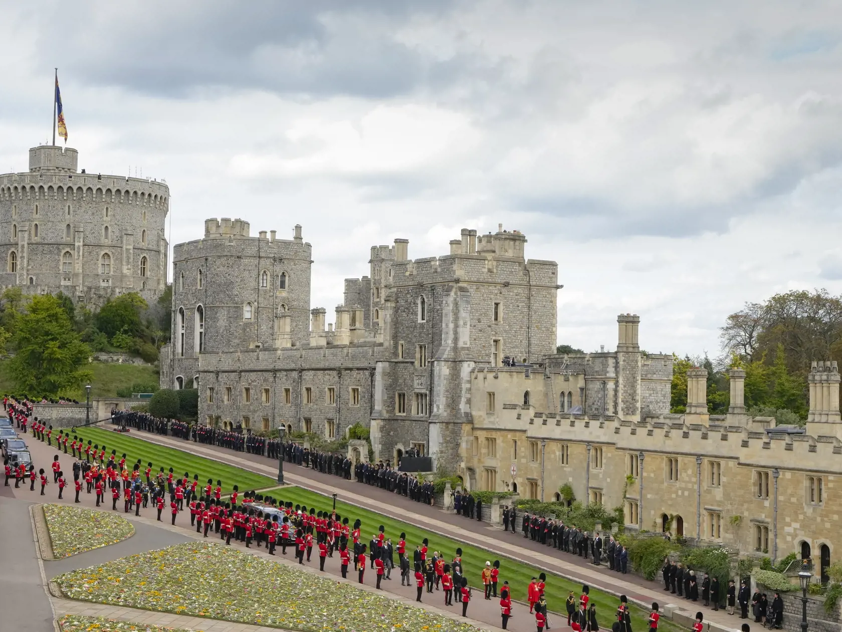 KK26 Windsor - Pohrebný voz preváža rakvu s pozostatkami zosnulej britskej kráľovnej Alžbety II. do Windsorského hradu v pondelok 19. septembra 2022 do Windsorského zámku. Obrad rozžehnania sa s telom kráľovnej Alžbety II. sa uskutočnil o 17.00 h SELČ vo windsorskej Kaplnke sv. Juraja. Tam panovníčku v rámci súkromného obradu o 20.30 h SELČ aj pochovajú po boku jej manžela princa Philipa, ktorý zomrel vlani v apríli vo veku 99 rokov. Kráľovná Alžbeta II. zomrela 8. septembra vo veku 96 rokov.