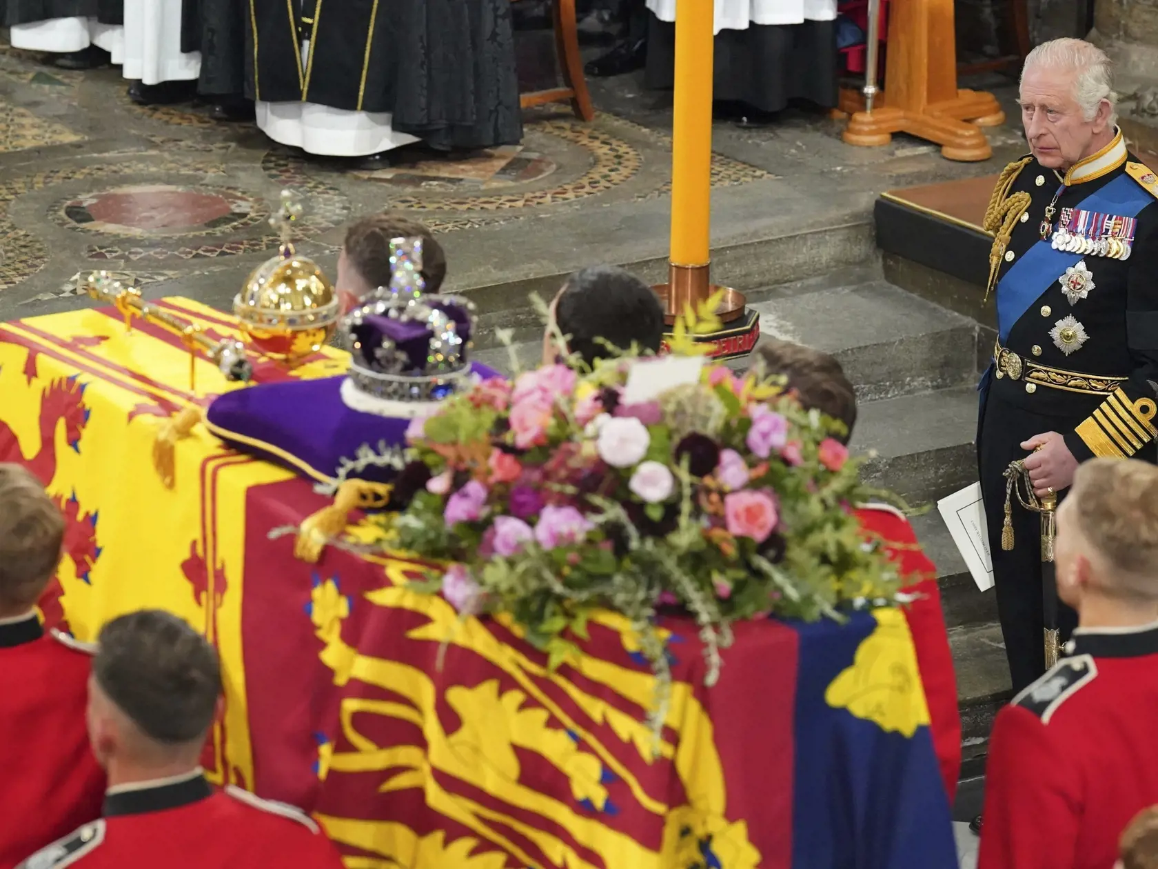 WA 68 Londýn - Britský kráľ Kraol III. sa účastní na štátnom pohrebe svojej matky, britskej kráľovnej Alžbety II. vo Westminsterskom opátstve v Londýne v pondelok 19. septembra 2022. Štátny pohreb panovníčky sa začal v pondelok o 11.00 h (12.00 SELČ). Rakvu následne previezli k Wellingtonovmu víťaznému oblúku a ďalšie obrady sa uskutočnili v priestoroch Windsorského hradu. Kráľovná Alžbeta II. zomrela 8. septembra vo veku 96 rokov vo svojom letnom sídle Balmoral v Škótsku. FOTO TASR/AP