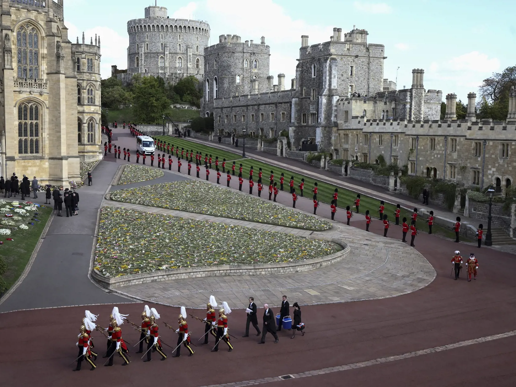 KK21 Windsor - Hostia prichádzajú do Kaplnky svätého Juraja vo Windsore v pondelok 19. septembra 2022. Obrad rozžehnania sa s telom kráľovnej Alžbety II. sa uskutoční o 17.00 h SELČ vo windsorskej Kaplnke sv. Juraja. Tam panovníčku v rámci súkromného obradu o 20.30 h SELČ aj pochovajú po boku jej manžela princa Philipa, ktorý zomrel vlani v apríli vo veku 99 rokov. Kráľovná Alžbeta II. zomrela 8. septembra vo veku 96 rokov vo svojom letnom sídle Balmoral v Škótsku. FOTO TASR/AP