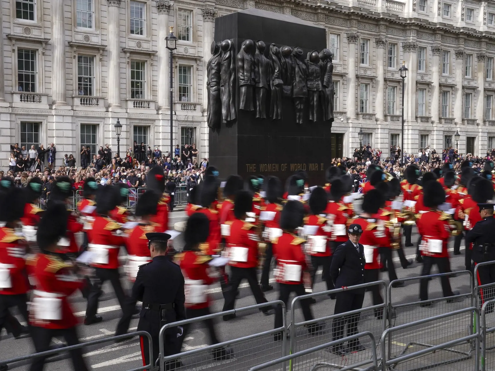 KK5 Londýn - Príslušníci granátnickej gardy pochodujú po skončení štátneho pohrebu zosnulej britskej kráľovnej Alžbety II. z Westminsterského opátstva v Londýne v pondelok 19. septembra 2022. Štátny pohreb panovníčky sa začal v pondelok o 11.00 h (12.00 SELČ). Rakvu následne previezli k Wellingtonovmu víťaznému oblúku a ďalšie obrady sa uskutočnili v priestoroch Windsorského hradu. Kráľovná Alžbeta II. zomrela 8. septembra vo veku 96 rokov vo svojom letnom sídle Balmoral v Škótsku. FOTO TASR/AP
