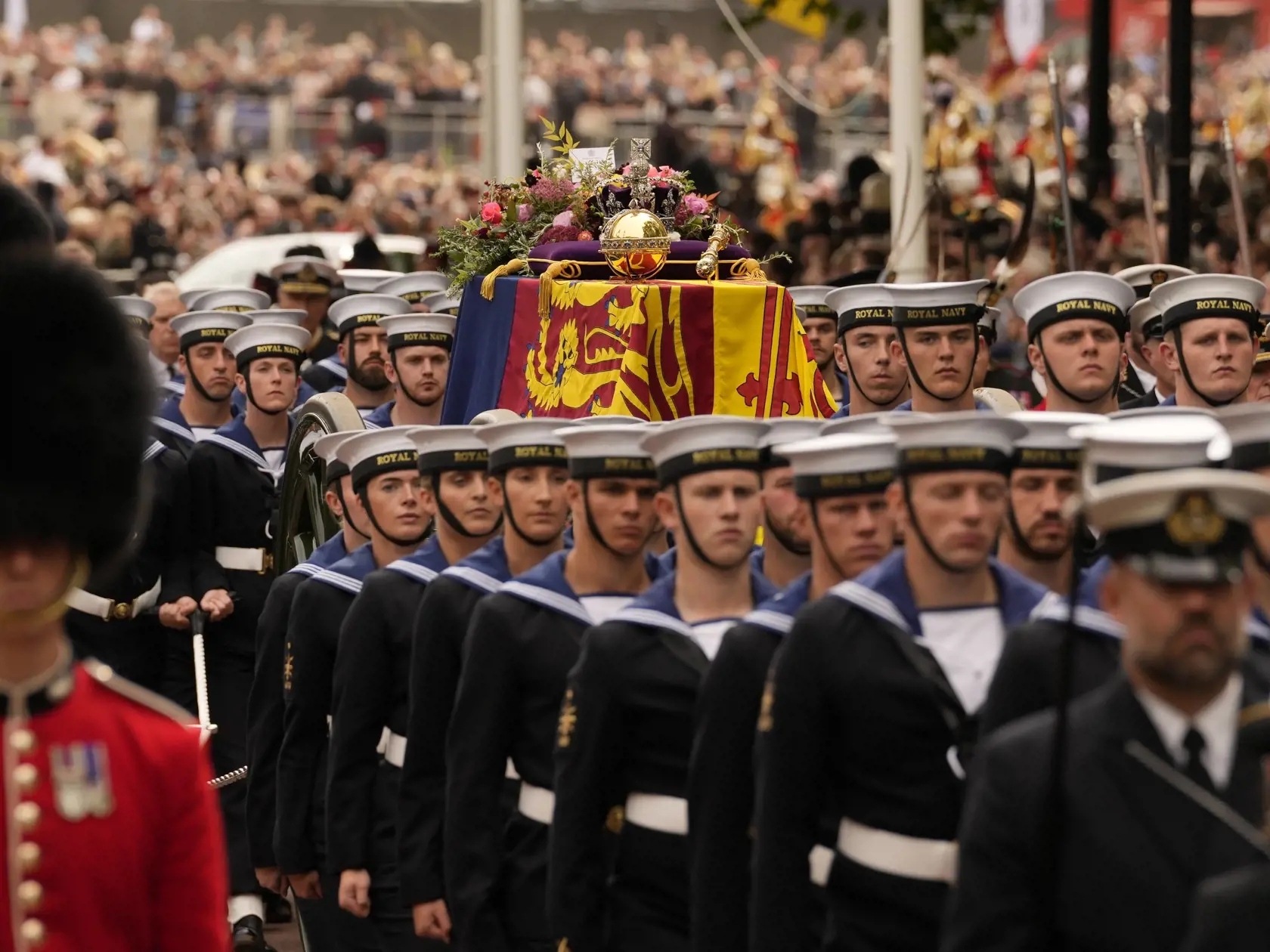 KK4 Londýn - Rakvu s pozostatkami zosnulej britskej kráľovnej Alžbety II. vynášajú po skončení štátneho pohrebu z Westminsterského opátstva v Londýne v pondelok 19. septembra 2022. Štátny pohreb panovníčky sa začal v pondelok o 11.00 h (12.00 SELČ). Rakvu následne previezli k Wellingtonovmu víťaznému oblúku a ďalšie obrady sa uskutočnili v priestoroch Windsorského hradu. Kráľovná Alžbeta II. zomrela 8. septembra vo veku 96 rokov vo svojom letnom sídle Balmoral v Škótsku. FOTO TASR/AP