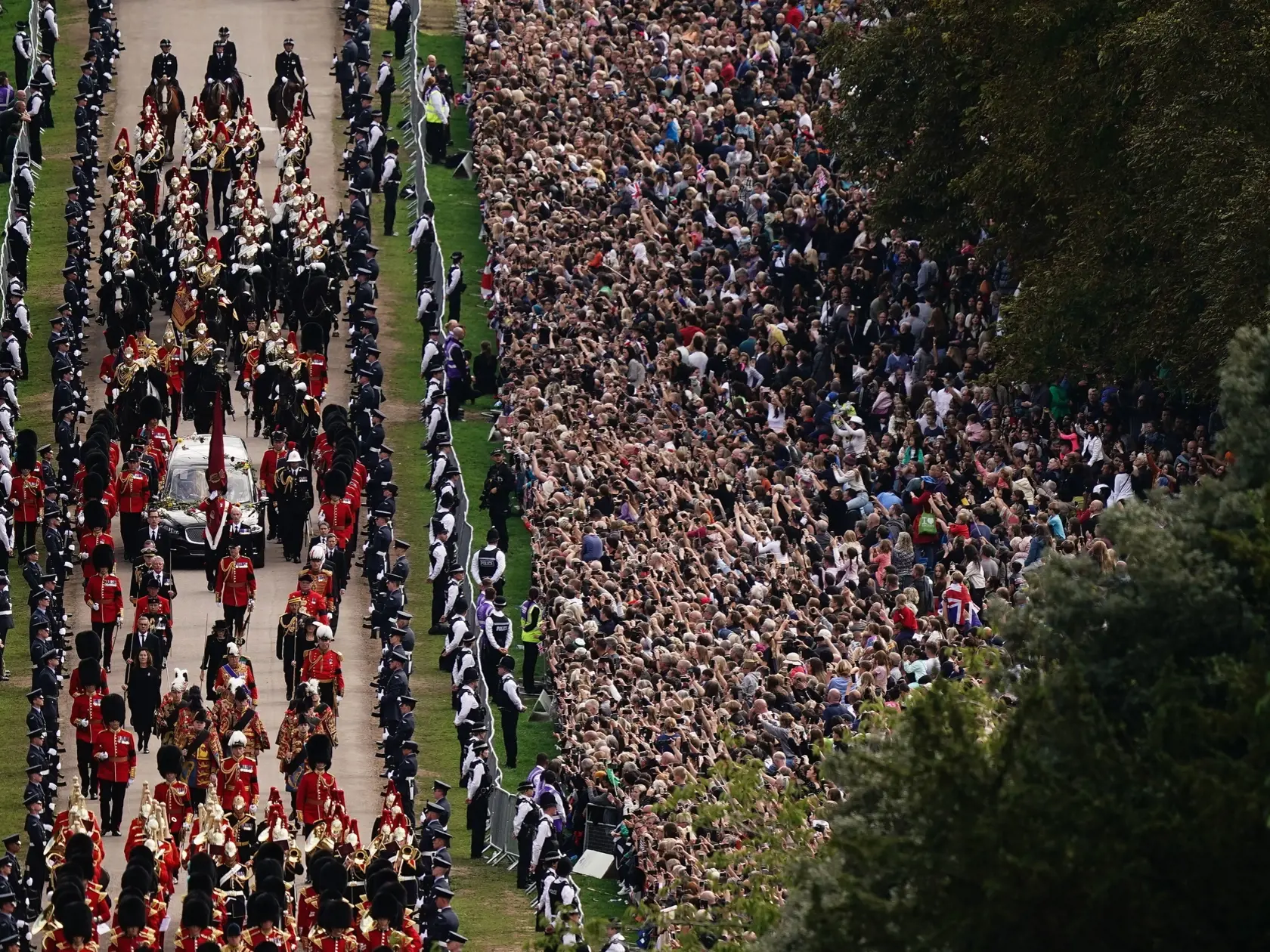 KK53 Windsor - Pohrebný voz preváža rakvu s pozostatkami zosnulej britskej kráľovnej Alžbety II. do Windsorského hradu v pondelok 19. septembra 2022. Obrad rozžehnania sa s telom kráľovnej Alžbety II. sa uskutočnil o 17.00 h SELČ vo windsorskej Kaplnke sv. Juraja. Tam panovníčku v rámci súkromného obradu o 20.30 h SELČ aj pochovajú po boku jej manžela princa Philipa, ktorý zomrel vlani v apríli vo veku 99 rokov. Kráľovná Alžbeta II. zomrela 8. septembra vo veku 96 rokov.