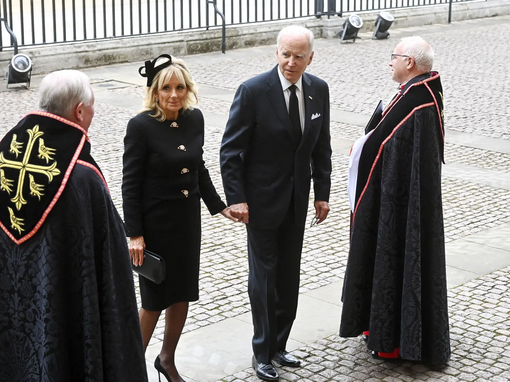 KK15 Londýn - Na snímke americký prezident Joe Biden a prvá dáma USA Jill Bidenová prichádzajú na štátny pohreb zosnulej britskej kráľovnej Alžbety II. vo Westminsterskom opátstve v Londýne v pondelok 19. septembra 2022. Štátny pohreb panovníčky sa začal v pondelok o 11.00 h (12.00 SELČ). Rakvu následne previezli k Wellingtonovmu víťaznému oblúku a ďalšie obrady sa uskutočnili v priestoroch Windsorského hradu. Kráľovná Alžbeta II. zomrela 8. septembra vo veku 96 rokov.