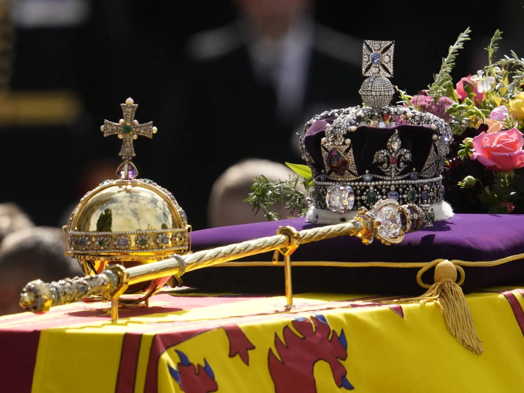 WA 83 Londýn - Rakvu s pozostatkami zosnulej britskej kráľovnej Alžbety II. vynášajú po skončení štátneho pohrebu z Westminsterského opátstva v Londýne v pondelok 19. septembra 2022. Štátny pohreb panovníčky sa začal v pondelok o 11.00 h (12.00 SELČ). Rakvu následne previezli k Wellingtonovmu víťaznému oblúku a ďalšie obrady sa uskutočnili v priestoroch Windsorského hradu. Kráľovná Alžbeta II. zomrela 8. septembra vo veku 96 rokov vo svojom letnom sídle Balmoral v Škótsku. FOTO TASR/AP