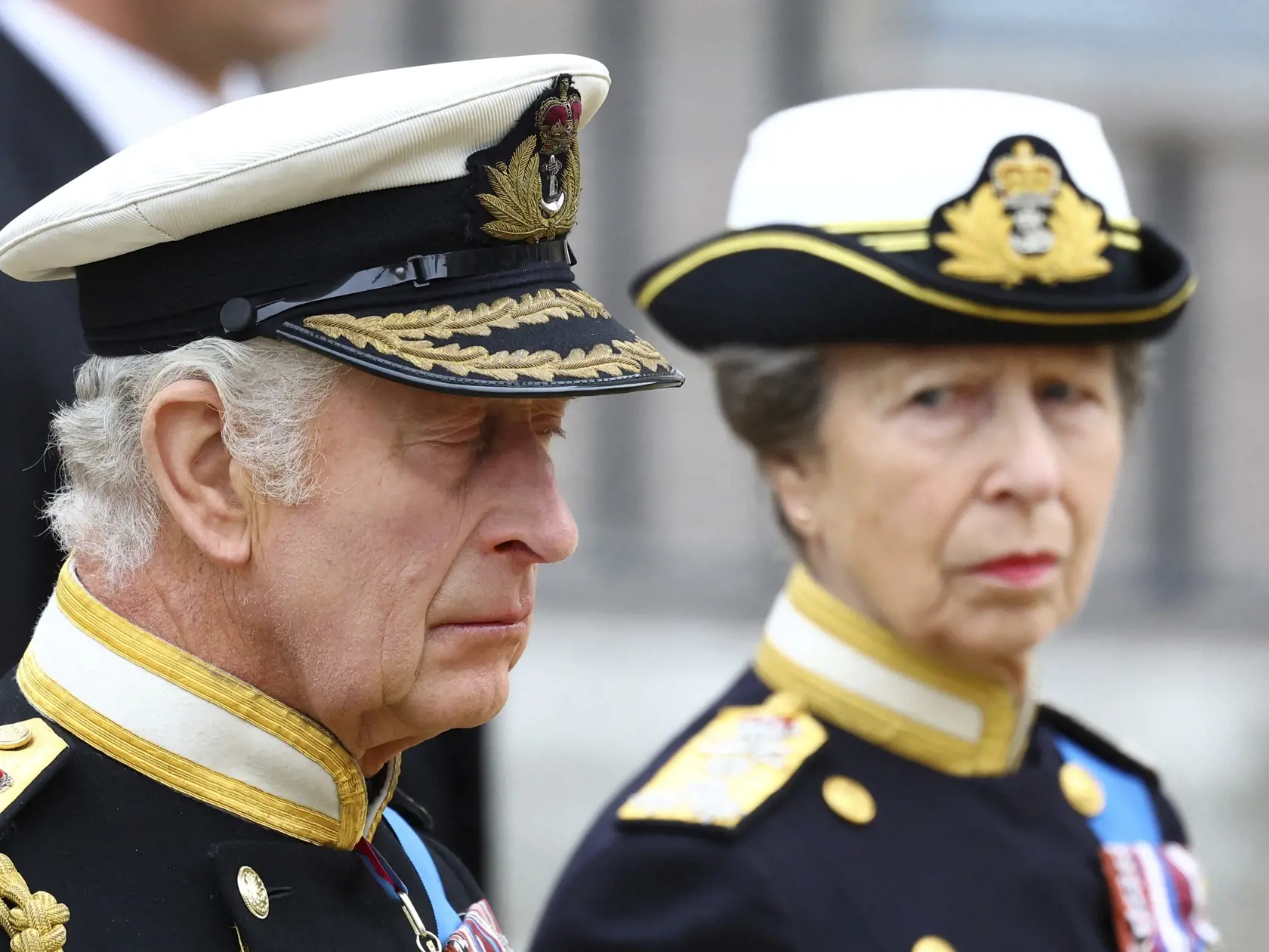 WA 79 Londýn - Na snímke britský kráľ Karol III. (vľavo) a jeho sestra, princezná Anna sa účastnia na štátnom pohrebe ich matky, britskej kráľovnej Alžbety II. vo Westminsterskom opátstve v Londýne v pondelok 19. septembra 2022. Štátny pohreb panovníčky sa začal v pondelok o 11.00 h (12.00 SELČ). Kráľovná Alžbeta II. zomrela 8. septembra vo veku 96 rokov vo svojom letnom sídle Balmoral v Škótsku. FOTO TASR/AP