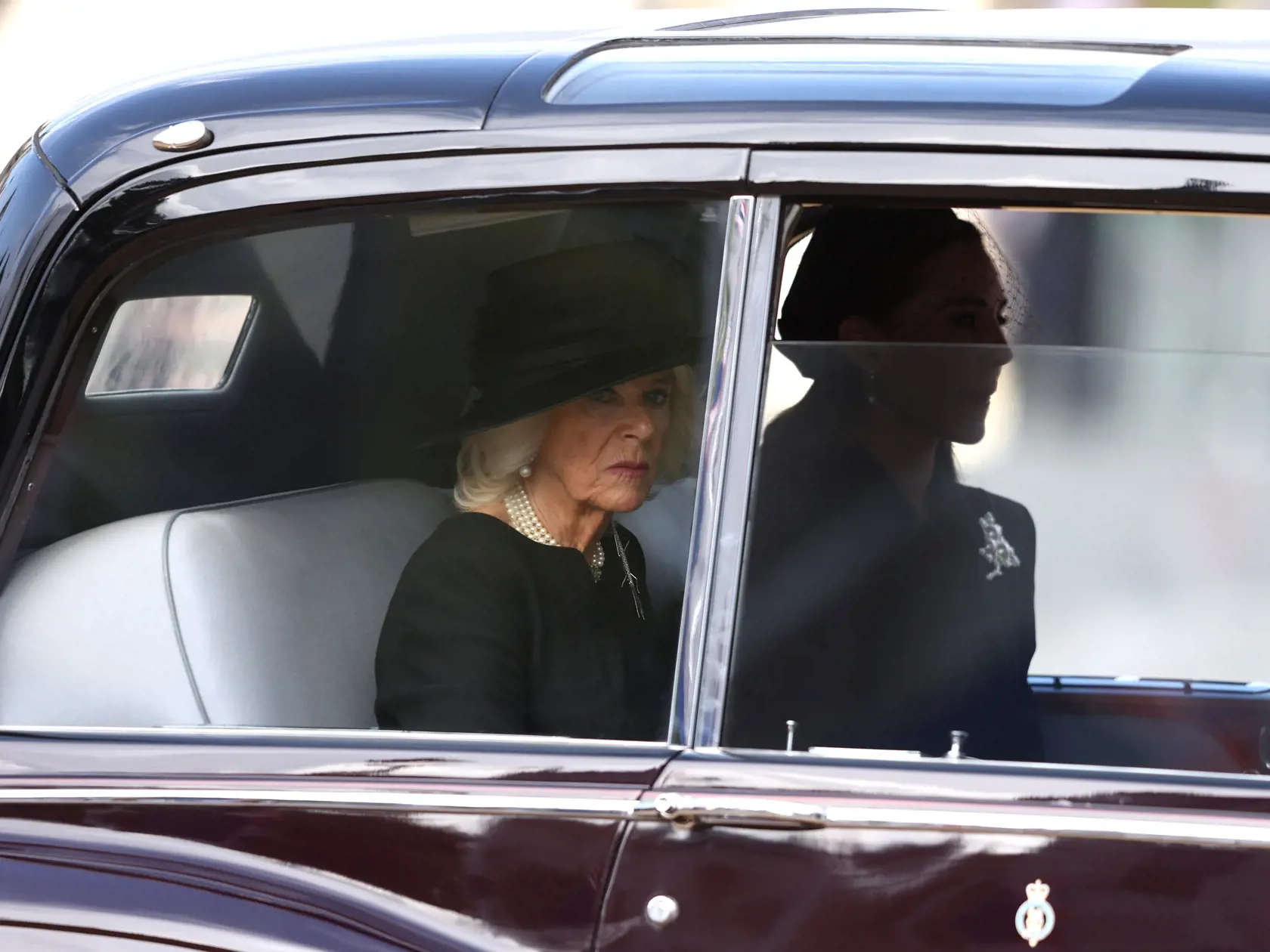 Kráľovná manželka a princezná z Walesu cestujú do Westminster Hall.