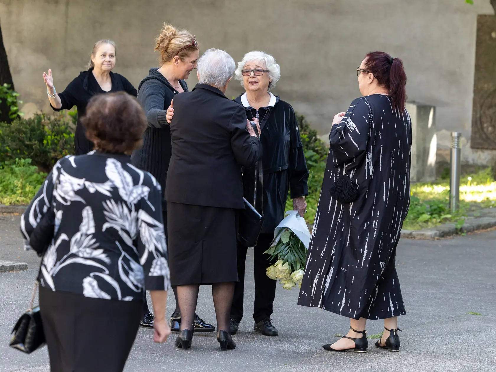 Rozlúčka s Danielou Kovárovou, manželkou herca Františka Kovára. Na snímke spredu Božidara Turzonovová.