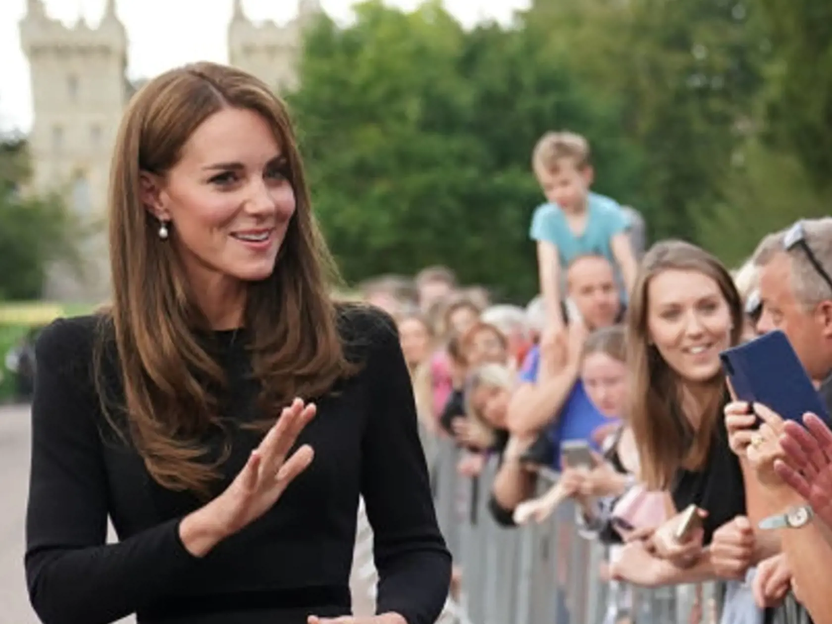 Dojímavý moment, na ktorý čakal celý svet. Willia, Kate, Harry a Meghan opäť spolu.
