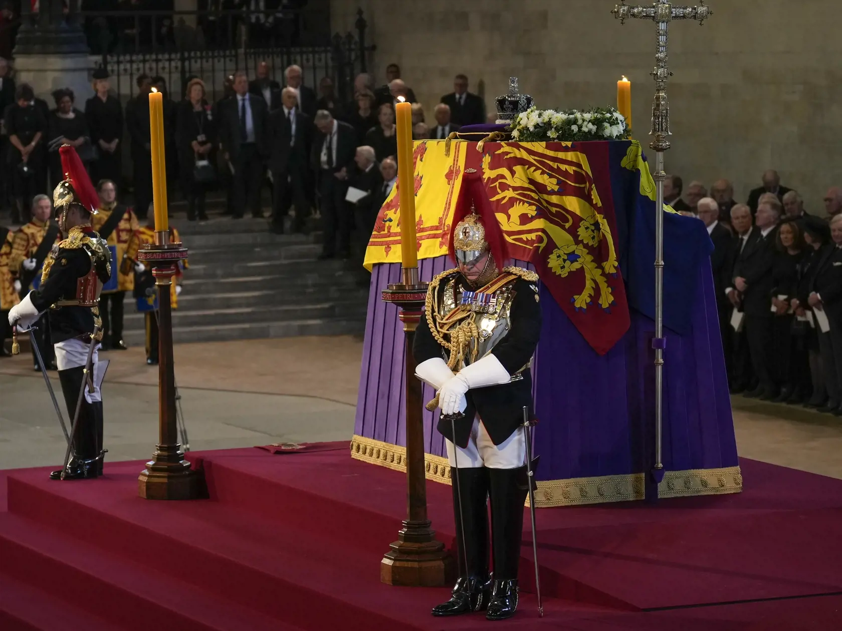 Telo kráľovnej Alžbety II. bolo na noc uložené v Buckinghamskom paláci a dnes ho previezli do Westminster Hall, kde bude až do pondelkového pohrebu.