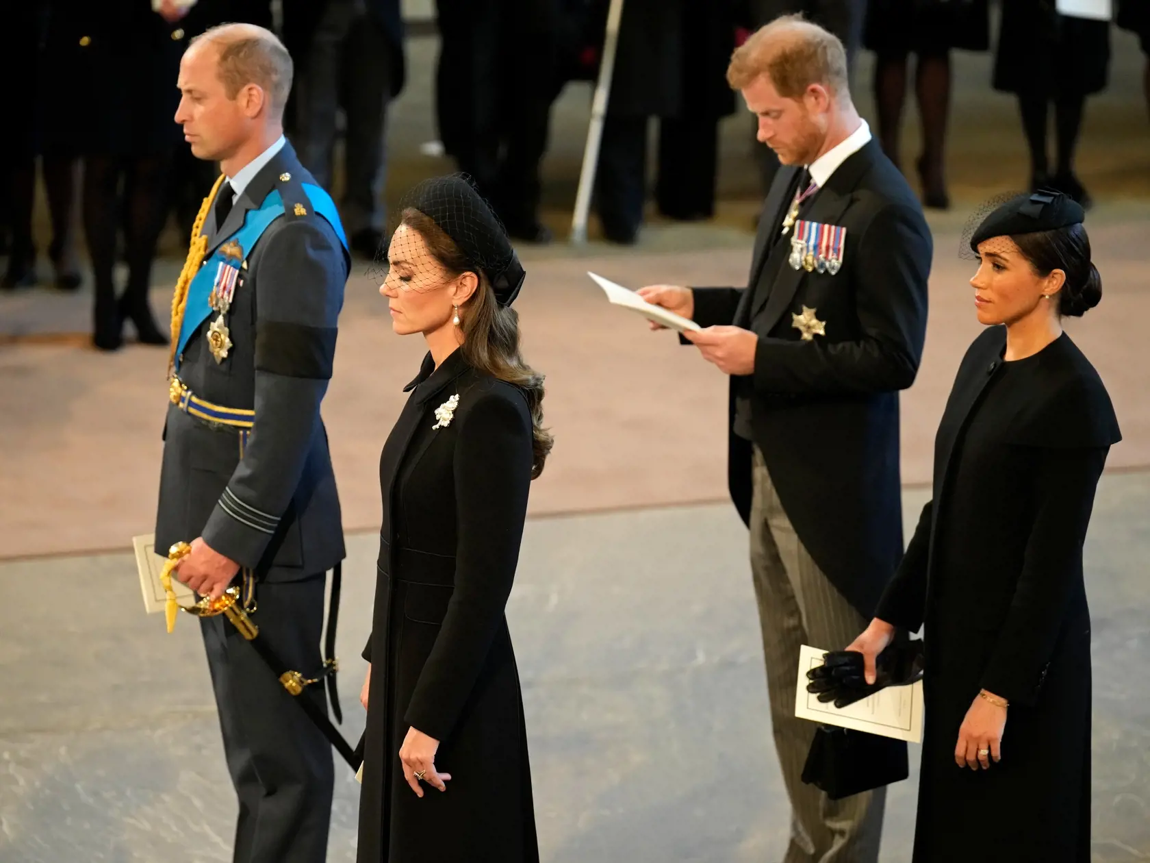 Vojvoda zo Sussexu mal zakázané obliecť si vojenskú uniformu a namiesto nej musel kráčať v obyčajnom obleku, lebo nepatrí medzi pracujúcich členov kráľovskej rodiny.