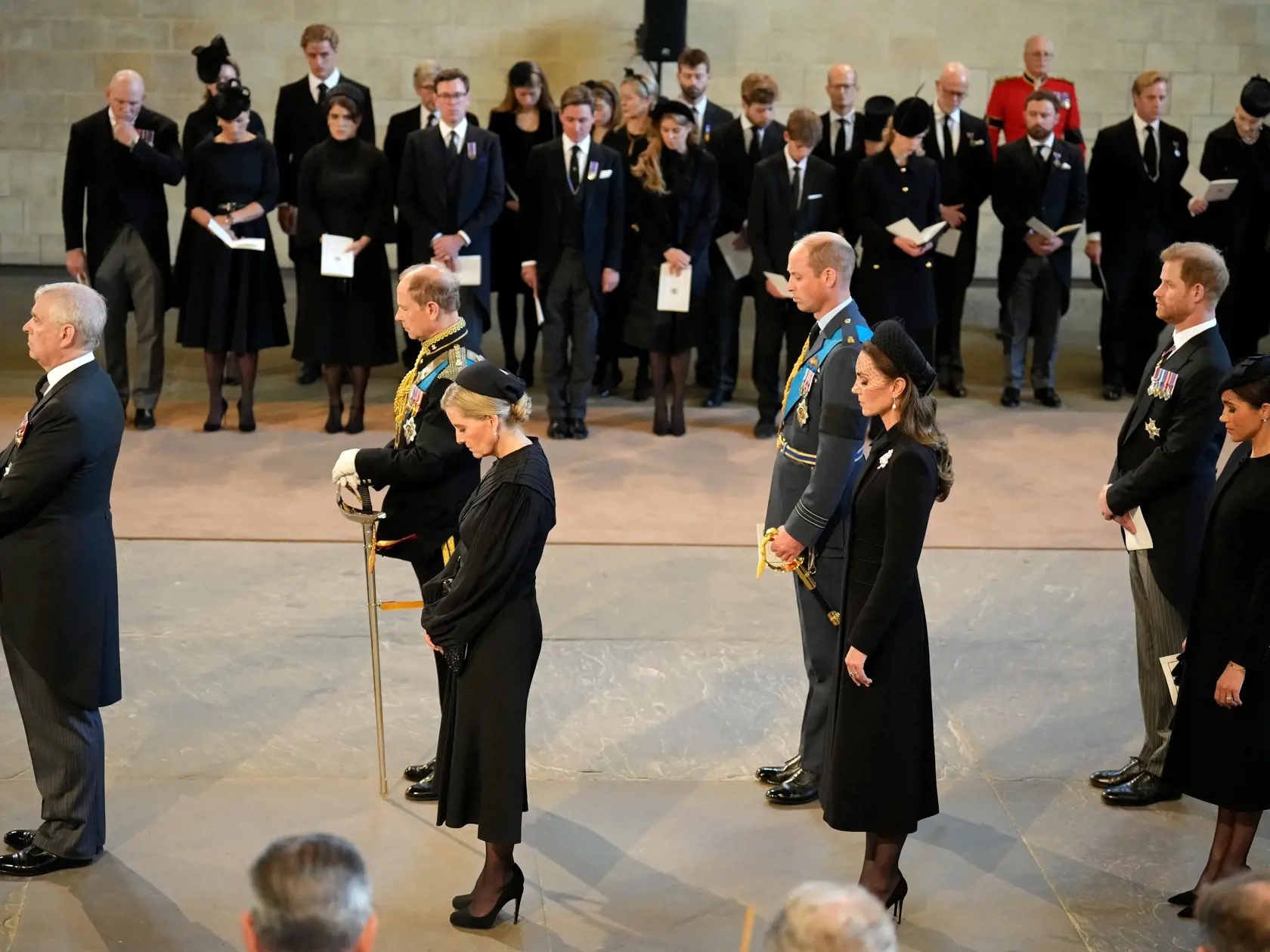Kráľovská rodina vo Westminster Hall.