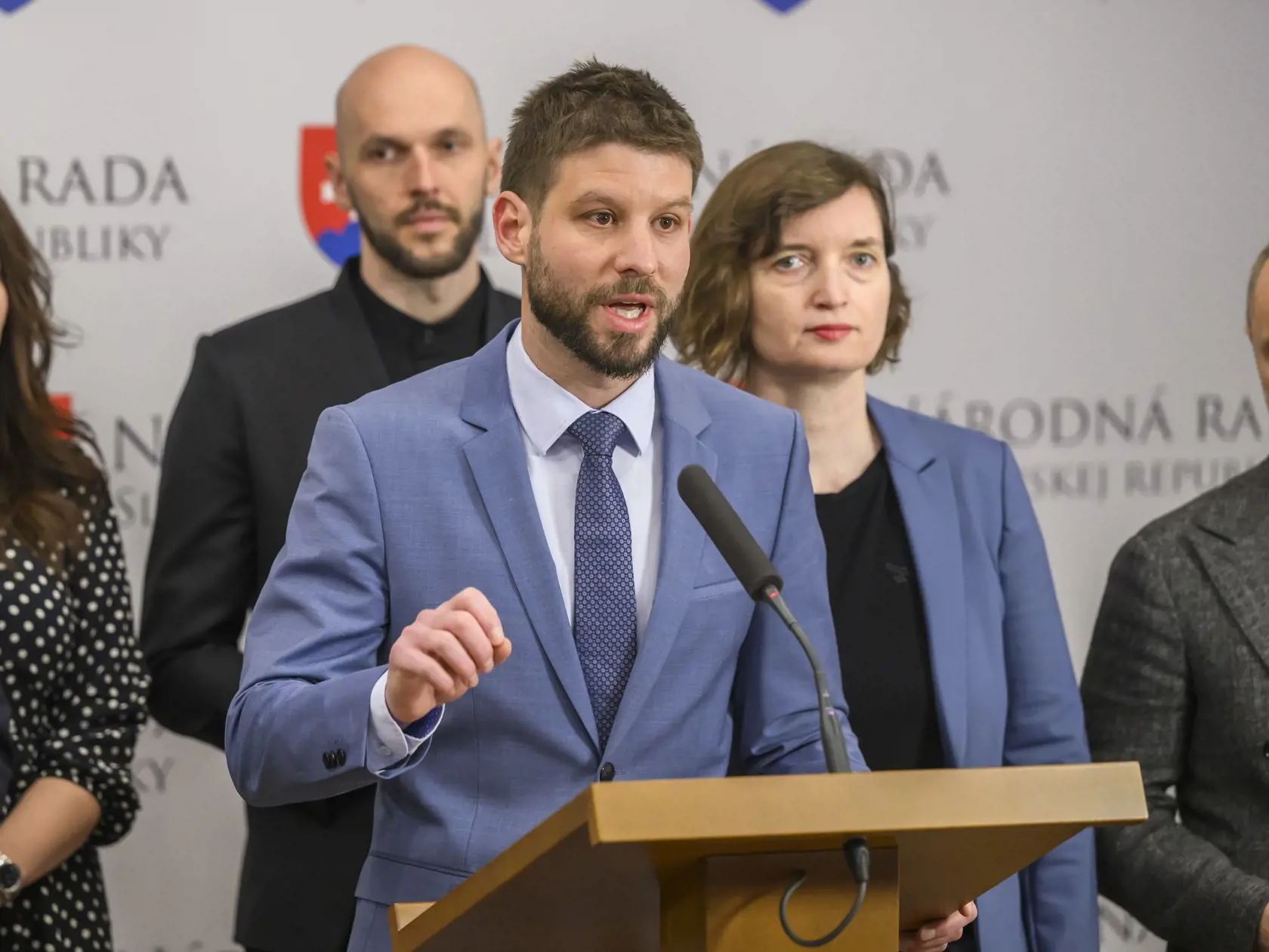 Na snímke poslanci Národnej rady (NR) SR z opozičného Progresívneho Slovenska (PS) zľava Beáta Jurík, Michal Truban, predseda PS a podpredseda NR SR Michal Šimečka, Lucia Plaváková a Tomáš Valášek počas tlačovej konferencie na tému Európska komisia nám pozastavuje takmer miliardu eur z Plánu obnovy, ktorá sa konala v priestoroch parlamentu v Bratislave 8. februára 2024.