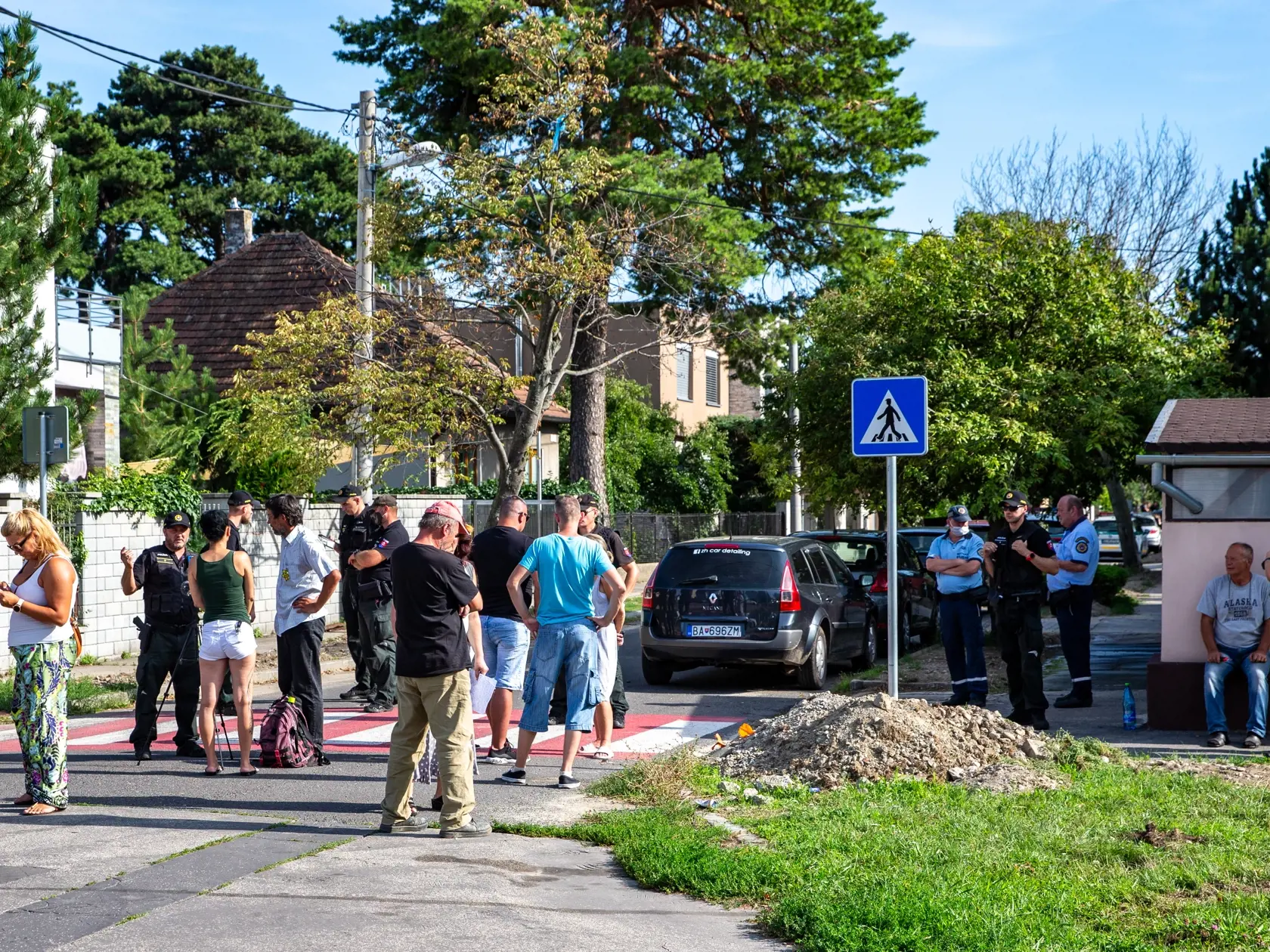 Na snímke je protest pre domom infektológa Petra Sabaku.