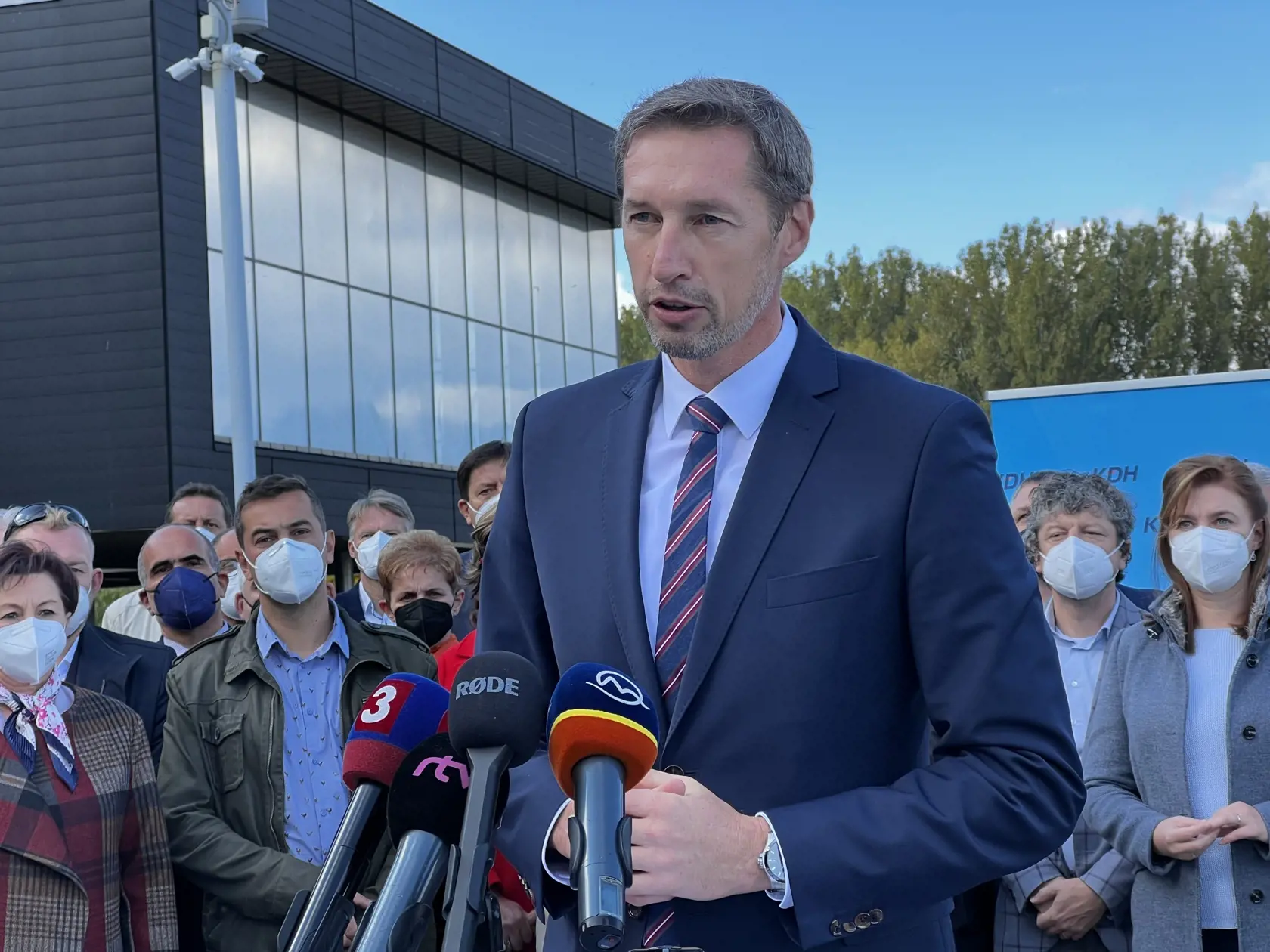 Situáciu kritizovalo aj mimoparlamentné KDH, ktoré vyzýva ministerku spravodlivosti vyvodiť adekvátnu zodpovednosť za to, že vinou ministerstva skončili funkčné zdravotnícke zariadenia pre formálnu byrokratickú chybu.