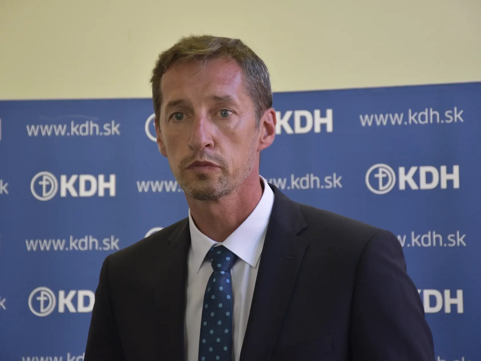 Situáciu kritizovalo aj mimoparlamentné KDH, ktoré vyzýva ministerku spravodlivosti vyvodiť adekvátnu zodpovednosť za to, že vinou ministerstva skončili funkčné zdravotnícke zariadenia pre formálnu byrokratickú chybu.