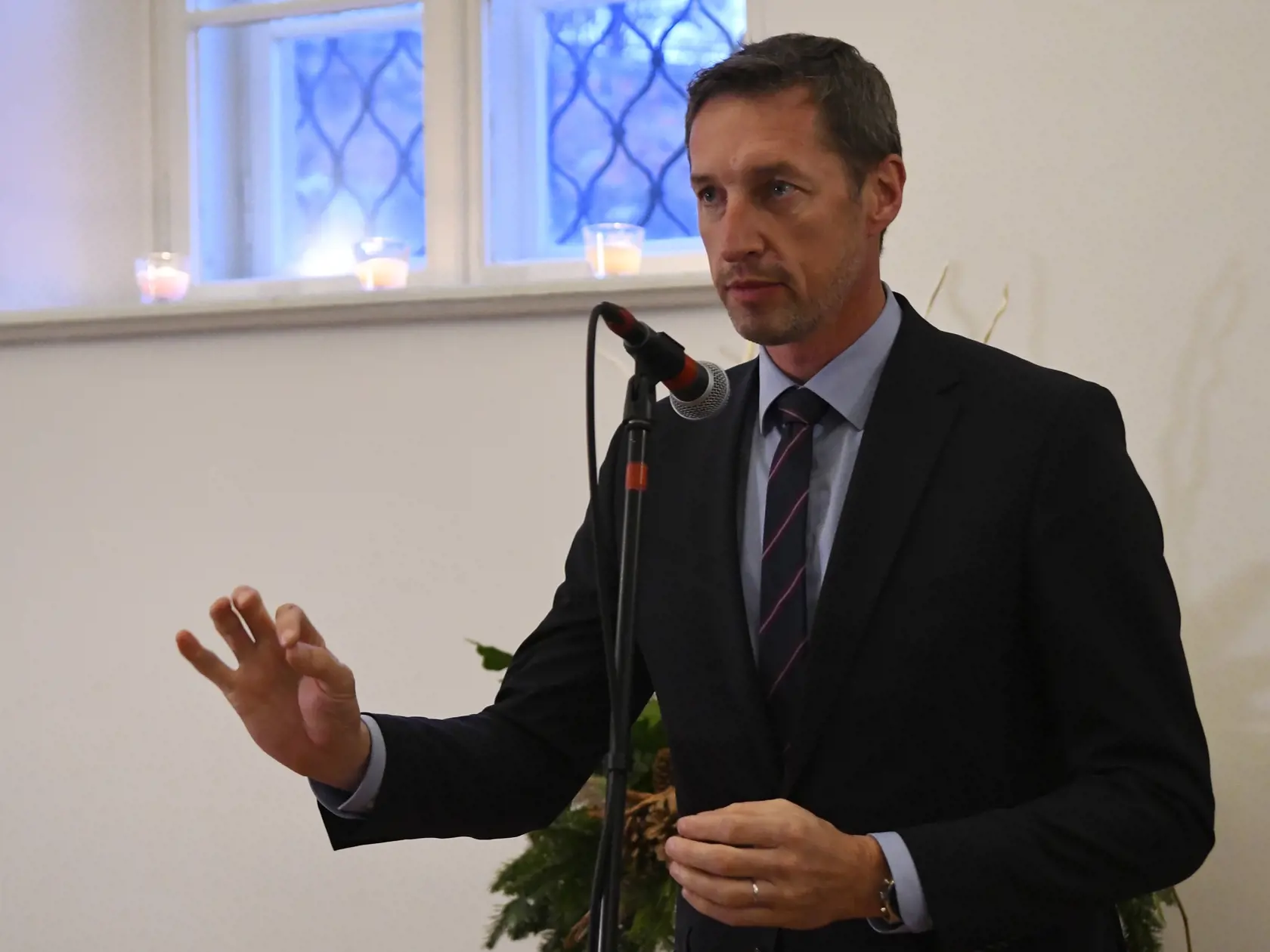 Situáciu kritizovalo aj mimoparlamentné KDH, ktoré vyzýva ministerku spravodlivosti vyvodiť adekvátnu zodpovednosť za to, že vinou ministerstva skončili funkčné zdravotnícke zariadenia pre formálnu byrokratickú chybu.