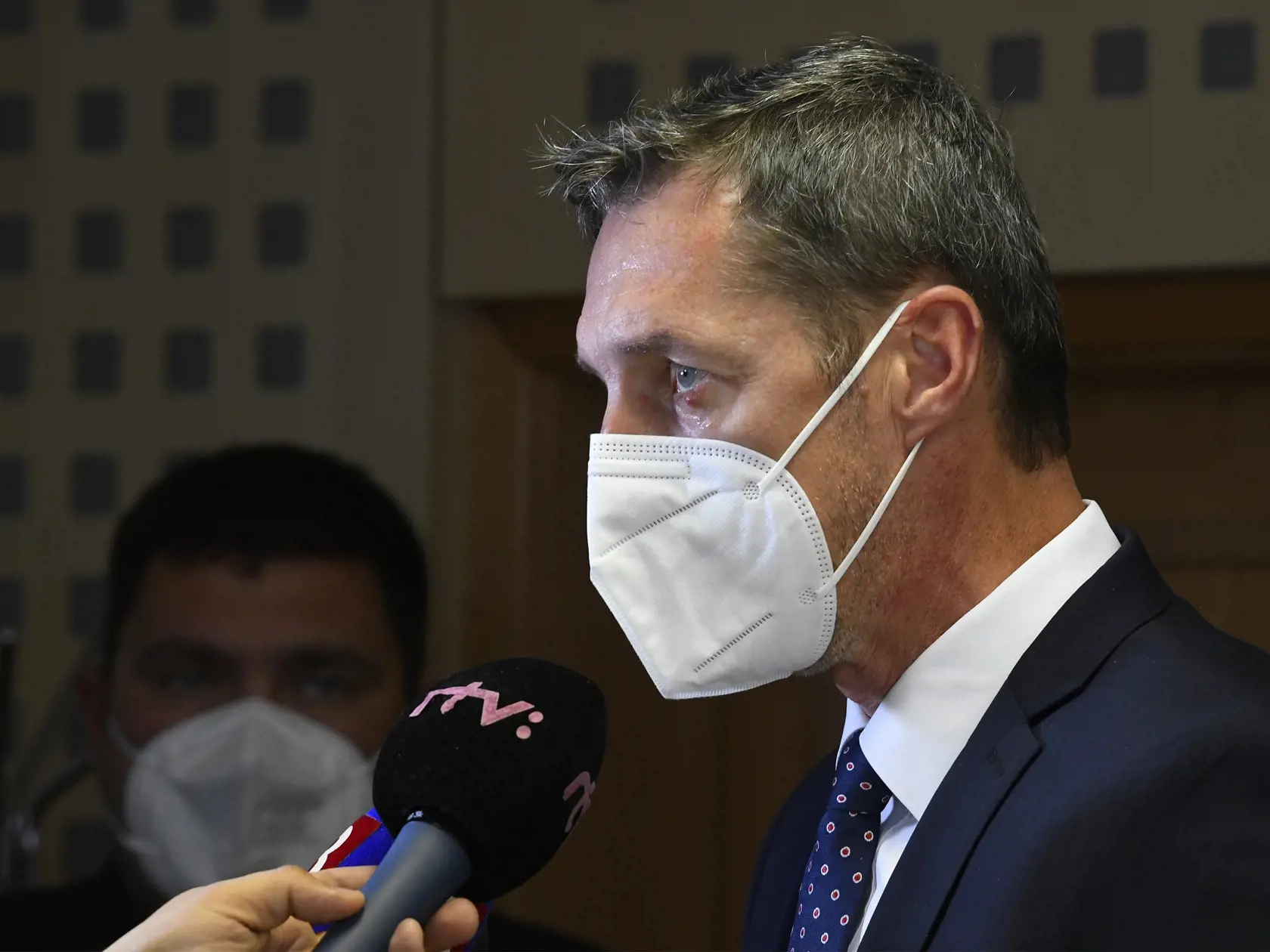 Situáciu kritizovalo aj mimoparlamentné KDH, ktoré vyzýva ministerku spravodlivosti vyvodiť adekvátnu zodpovednosť za to, že vinou ministerstva skončili funkčné zdravotnícke zariadenia pre formálnu byrokratickú chybu.