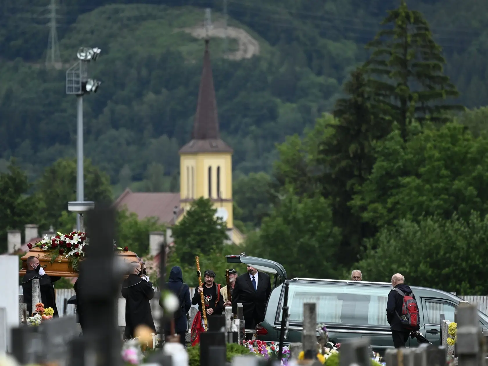 Posledná rozlúčka s tragicky zosnulým učiteľom  Spojenej školy na ulici M. R. Štefánika vo Vrútkach Jaroslavom Budzom. Vrútky, 19. júna 2020. FOTO TASR - Radovan Stoklasa