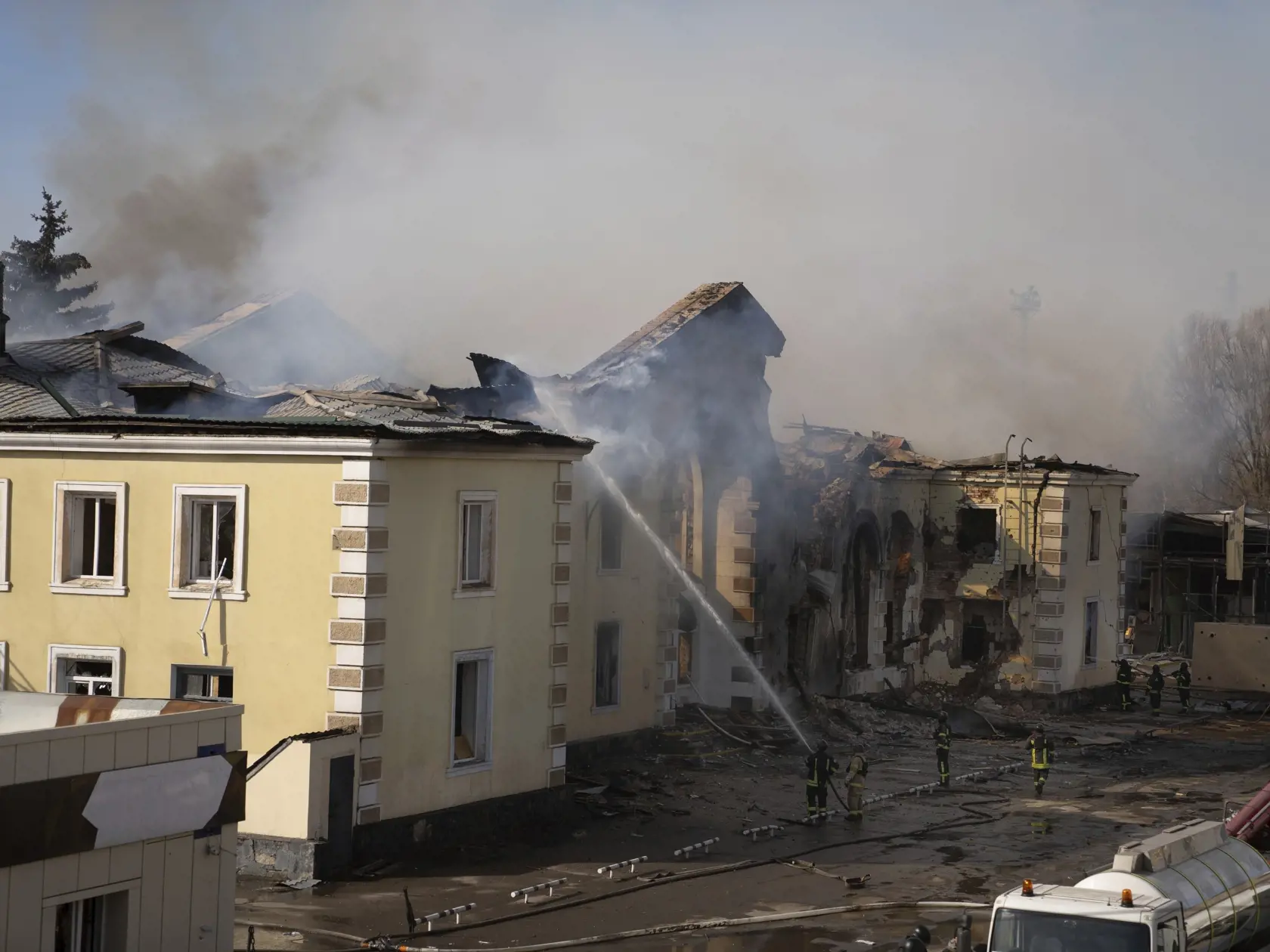 Hasiči hasia požiar na železničnej stanici po ruskom raketovom útoku v meste Kosťantynivka, v Doneckej oblasti 25. februára 2024.