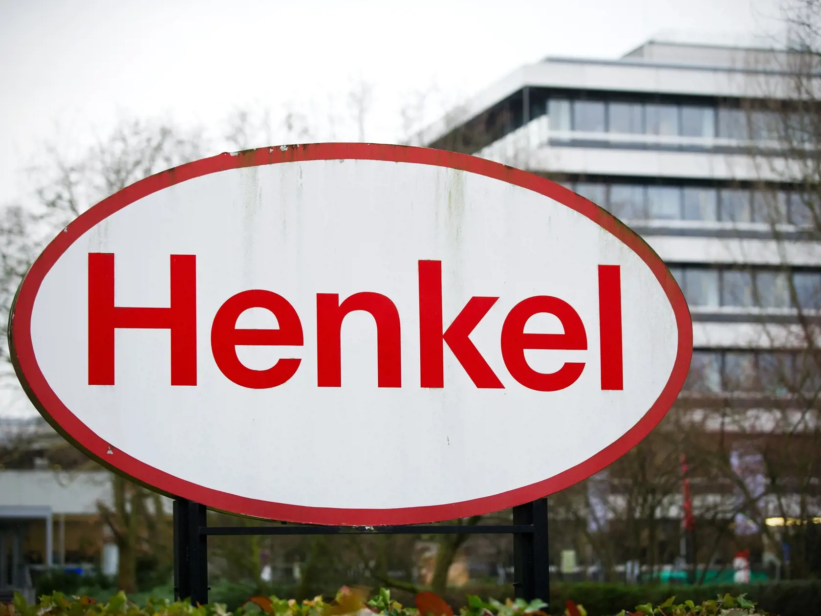Henkel sa dlhodobo zameriava na znižovanie plastového odpadu a zvýšenie podielu recyklovaných materiálov vo svojich produktoch. „Náš globálny projekt Ocean je zameraný na elimináciu plastov zo sekundárnych obalov. Stali sme sa tak prvou spoločnosťou, ktorá predáva blistrované obaly bez plastov. Pri všetkých blistrovaných produktoch, ako sú Loctite, Pattex či Pritt, sme úplne nahradili plast papierom,“ vysvetľuje Irena Kovářová, marketing manager divízie lepidiel spoločnosti Henkel.