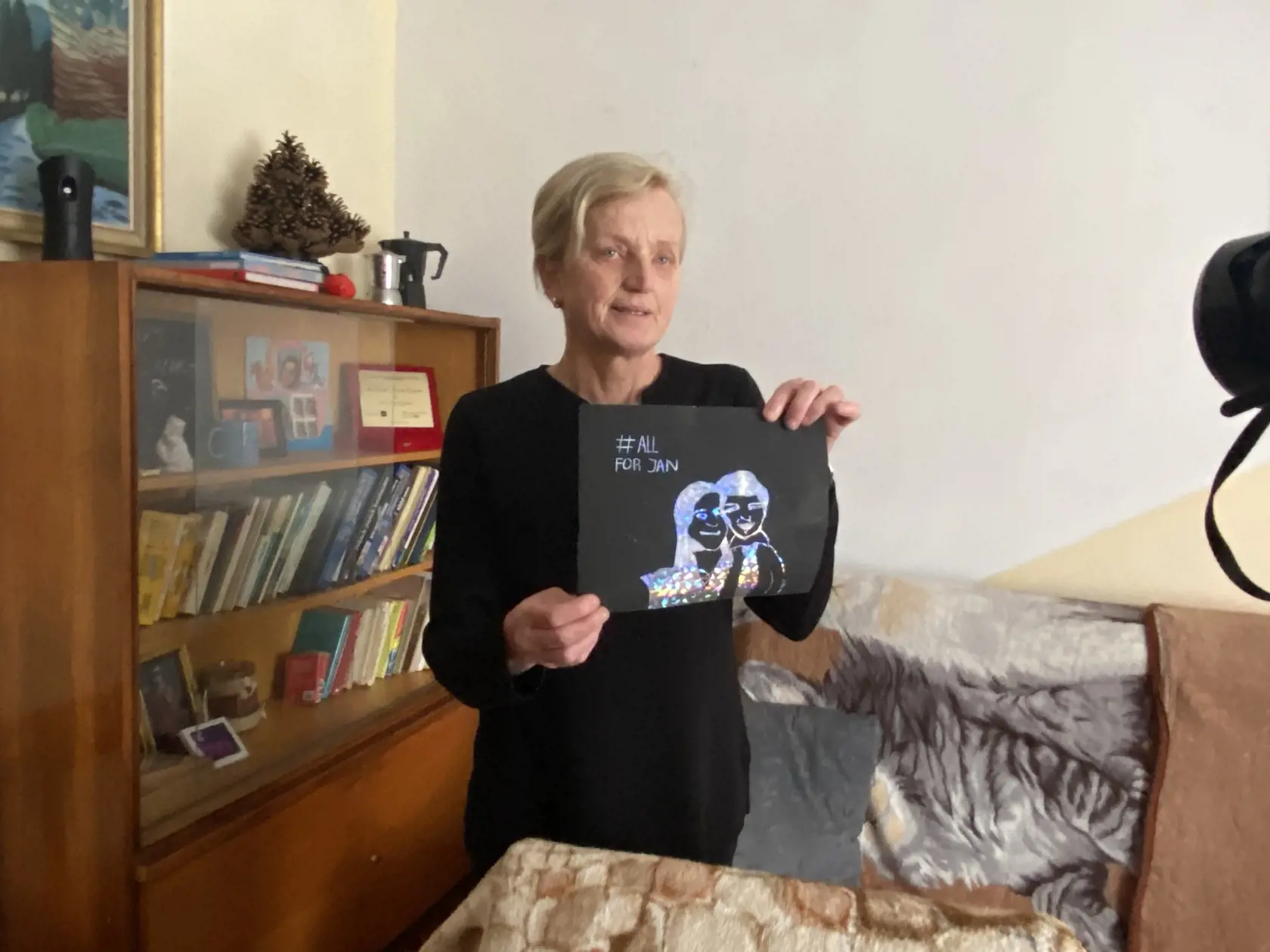 Spomienka na Martinu a Jána v obývacej izbe Zlatice Kušnírovej.
