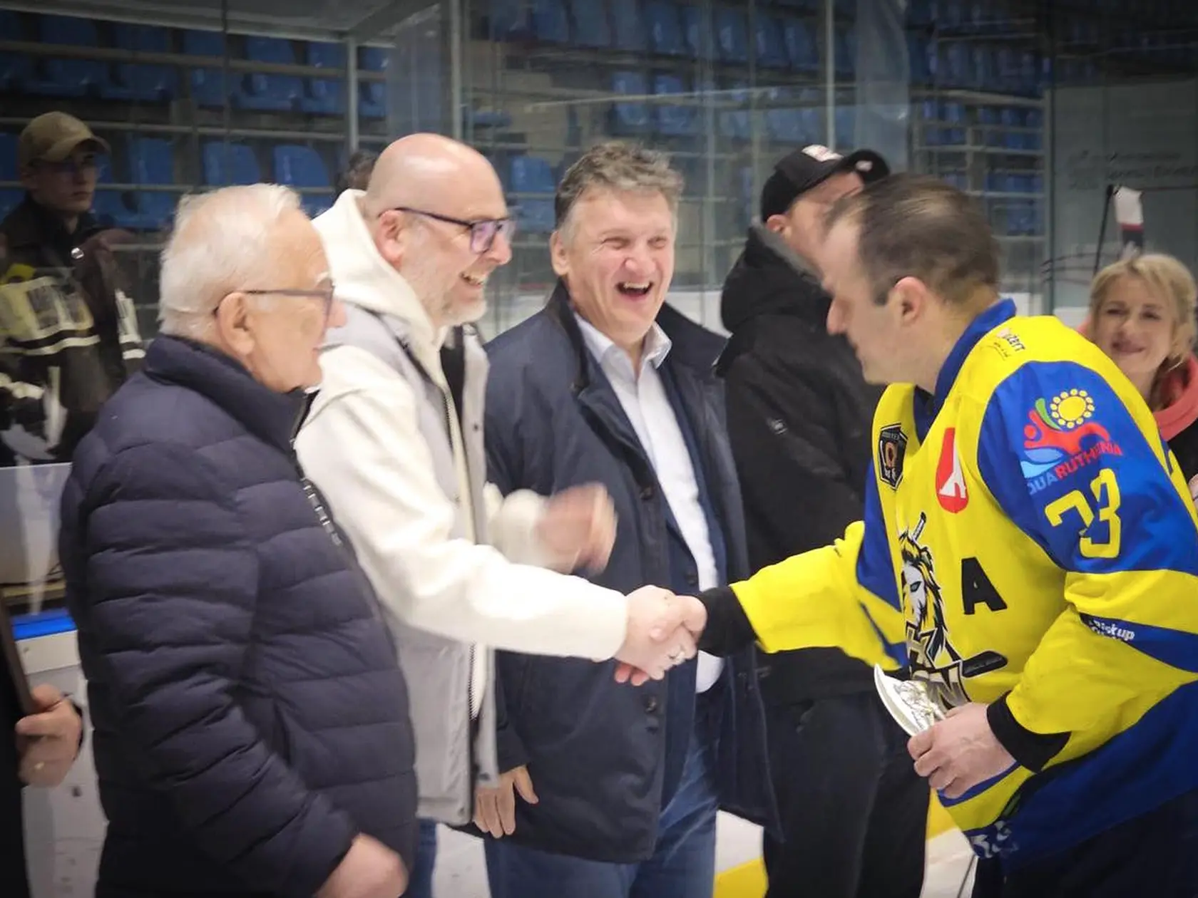 V Bardejove bol v nedeľu aj štátny tajomník rezortu vnútra Michal Kaliňák (Hlas). Ten bol pre zmenu na rokovaniach s primátorom Bardejova Borisom Hanuščákom a na finále prihraničnej hokejovej ligy amatérov s profesionálnym prístupom k hokeju.