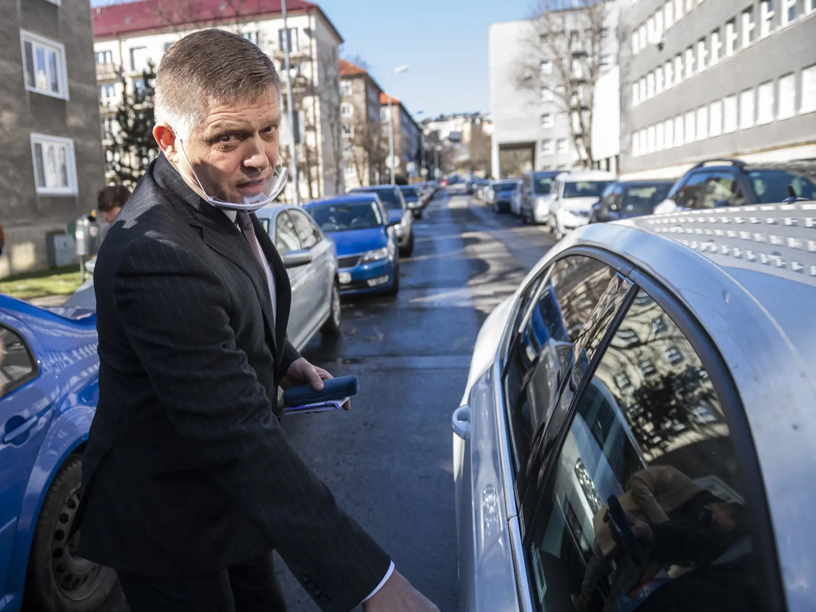 Predseda opozičného Smeru-SD Robert Fico nastupuje do auta po odchode z budovy Prezídia Policajného zboru 18. februára 2021 v Bratislave. Robert Fico prišiel vo štvrtok doobeda do budovy Prezídia Policajného zboru. "Do toho vás nič nie je," odpovedal na otázku, v akej veci prišiel vypovedať. FOTO TASR - Jaroslav Novák