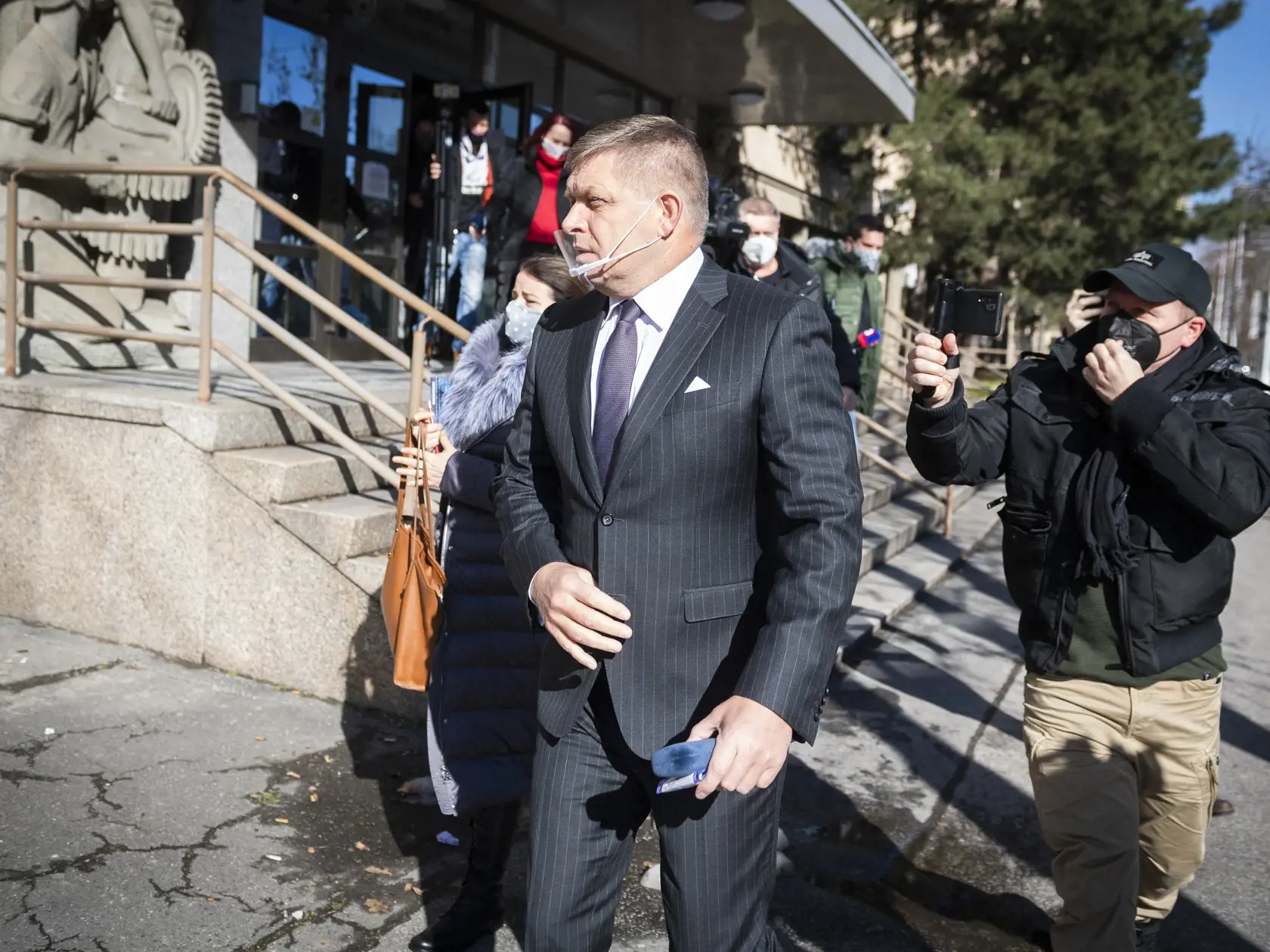 Predseda opozičného Smeru-SD Robert Fico odchádza z budovy Prezídia Policajného zboru 18. februára 2021 v Bratislave. Robert Fico prišiel vo štvrtok doobeda do budovy Prezídia Policajného zboru. "Do toho vás nič nie je," odpovedal na otázku, v akej veci prišiel vypovedať. FOTO TASR - Jaroslav Novák