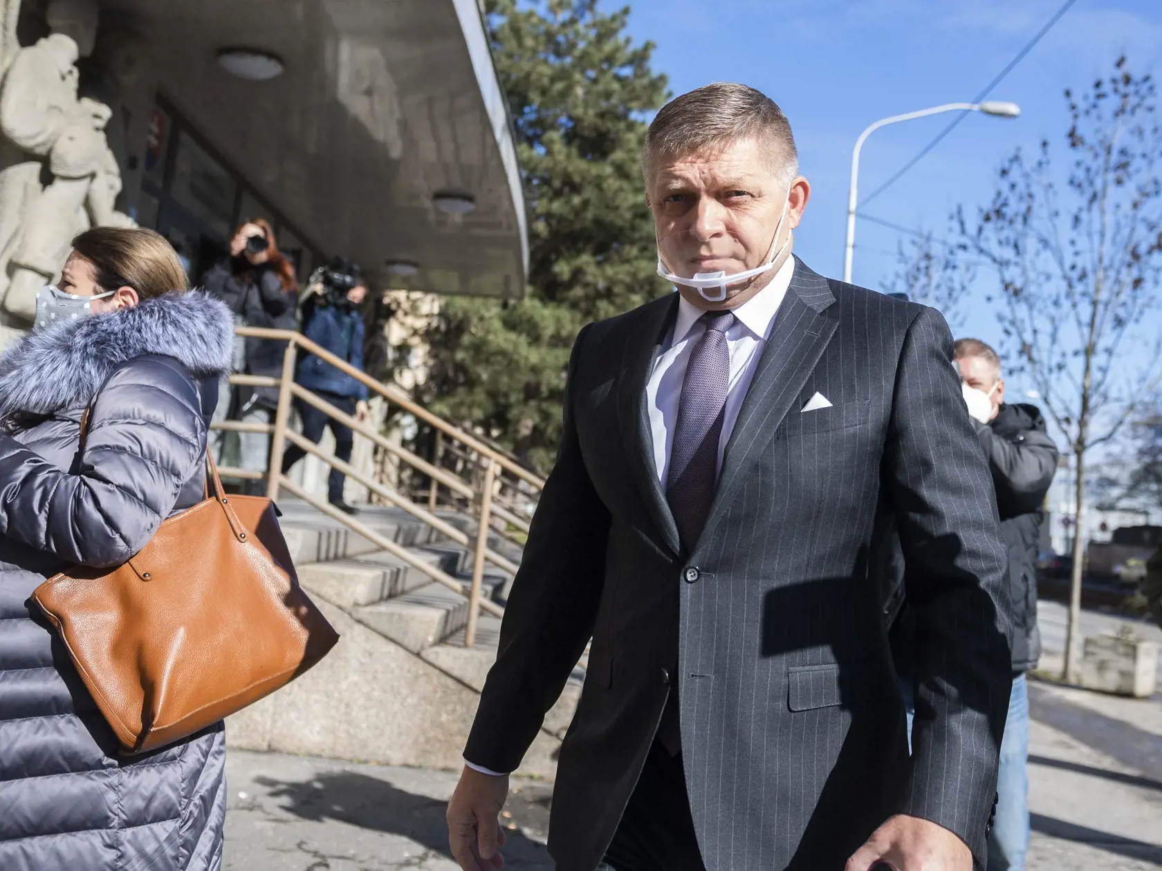 Predseda opozičného Smeru-SD Robert Fico odchádza z budovy Prezídia Policajného zboru 18. februára 2021 v Bratislave. Robert Fico prišiel vo štvrtok doobeda do budovy Prezídia Policajného zboru. "Do toho vás nič nie je," odpovedal na otázku, v akej veci prišiel vypovedať. FOTO TASR - Jaroslav Novák