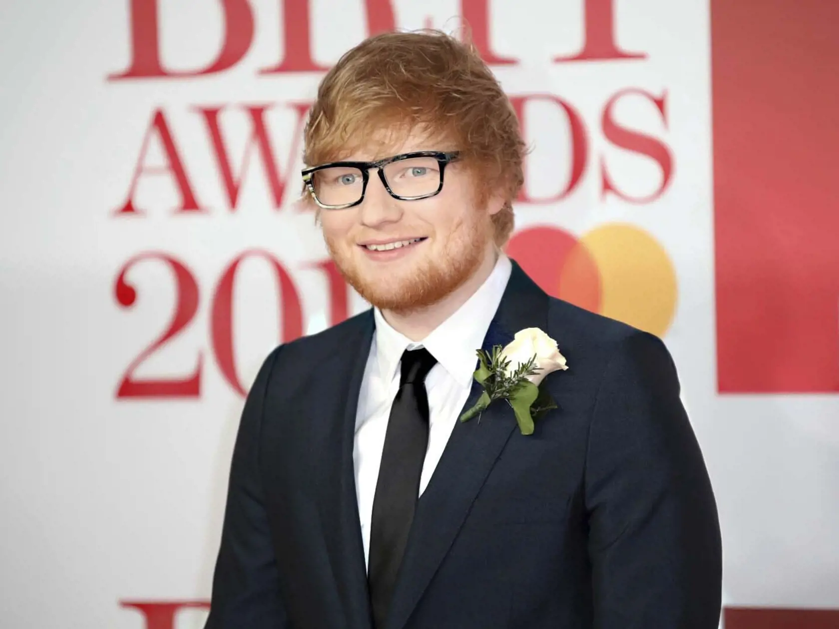 WA 37 archív Londýn - Na archívnej snímke z 21. februára 2021 anglický spevák Ed Sheeran pózuje fotografom počas príchodu na hudobné ocenenie Brit Awards 2018 v Londýne.  Ed Sheeran oznámil vydanie nového albumu. Pod názvom Equals vyjde 29. októbra 2021. Hudobník to prezradil počas livestreamu na sociálnej sieti. FOTO TASR/AP 

FILE - In this Feb. 21, 2018 file photo, singer Ed Sheeran poses for photographers upon arrival at the Brit Awards 2018 in London.  Sheeran announced Thursday that his up