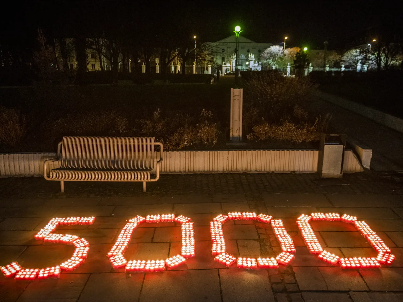 Na snímke zapálené sviečky pred Úradom vlády SR počas tlačovej konferencie mimoparlamentnej strany HLAS - sociálna demokracia na tému 5 000 odvrátiteľných úmrtí na ochorenie COVID-19. V Bratislave 5. februára 2021. FOTO TASR - Jaroslav Novák