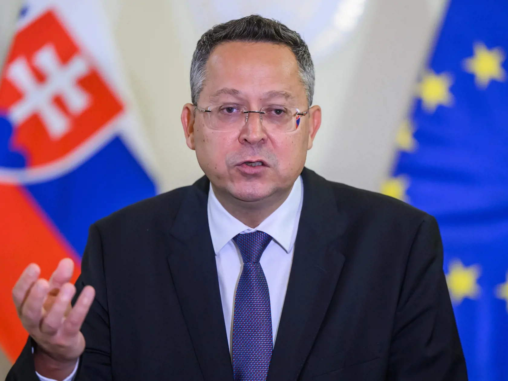 Na snímke minister financií Ladislav Kamenický (Smer-SD) gestikuluje na tlačovej konferencii po rokovaní premiéra Roberta Fica (Smer-SD) s predsedami opozičných strán a predstaviteľmi Ministerstva financií SR o konsolidácii na Úrade vlády SR v Bratislave v utorok 24. septembra 2024. Opozičné strany KDH a Progresívne Slovensko (PS) pozvanie predsedu vlády na rokovanie o konsolidačných opatreniach prijali, Sloboda a Solidarita (SaS) ho odmietla. FOTO TASR - Jaroslav Novák