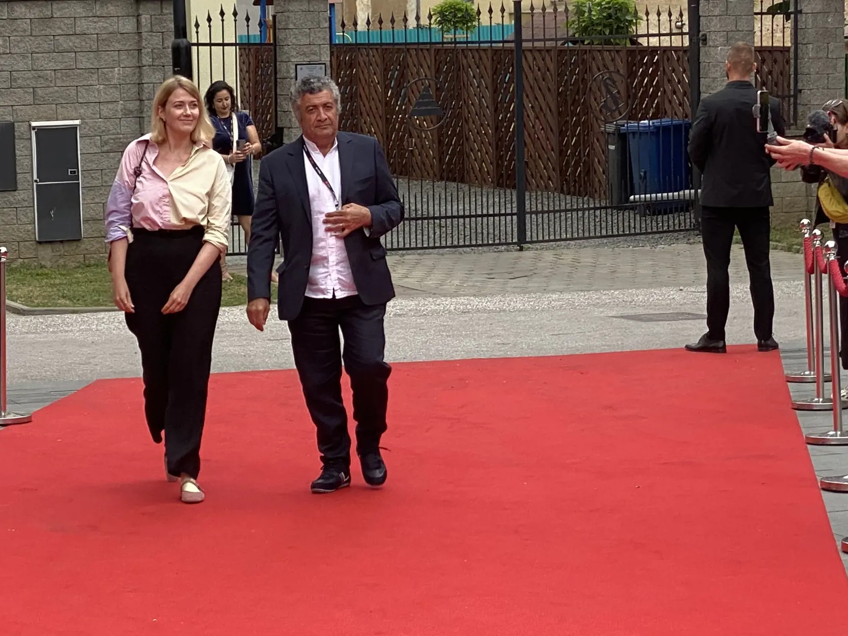 Kurdsko-švajčiarsky režisér a scenárista Mano Khalil. Príchod hostí na záverečný ceremoniál 30. ročníka medzinárodného festivalu Art Film Košice, na ktorom odovzdali ceny držiteľom honorárnych ocenení - Sergejovi Loznicovi, Antónii Liškovej a Marošovi Kramárovi a vyhlásili víťazov jednotlivých súťaží.