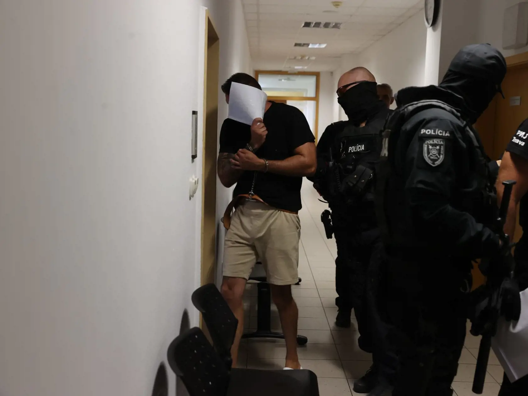 Juraj (44), priateľ mŕtvej Cynthie, prichádza na Okresnú súd v Trnave 26. júla 2024.