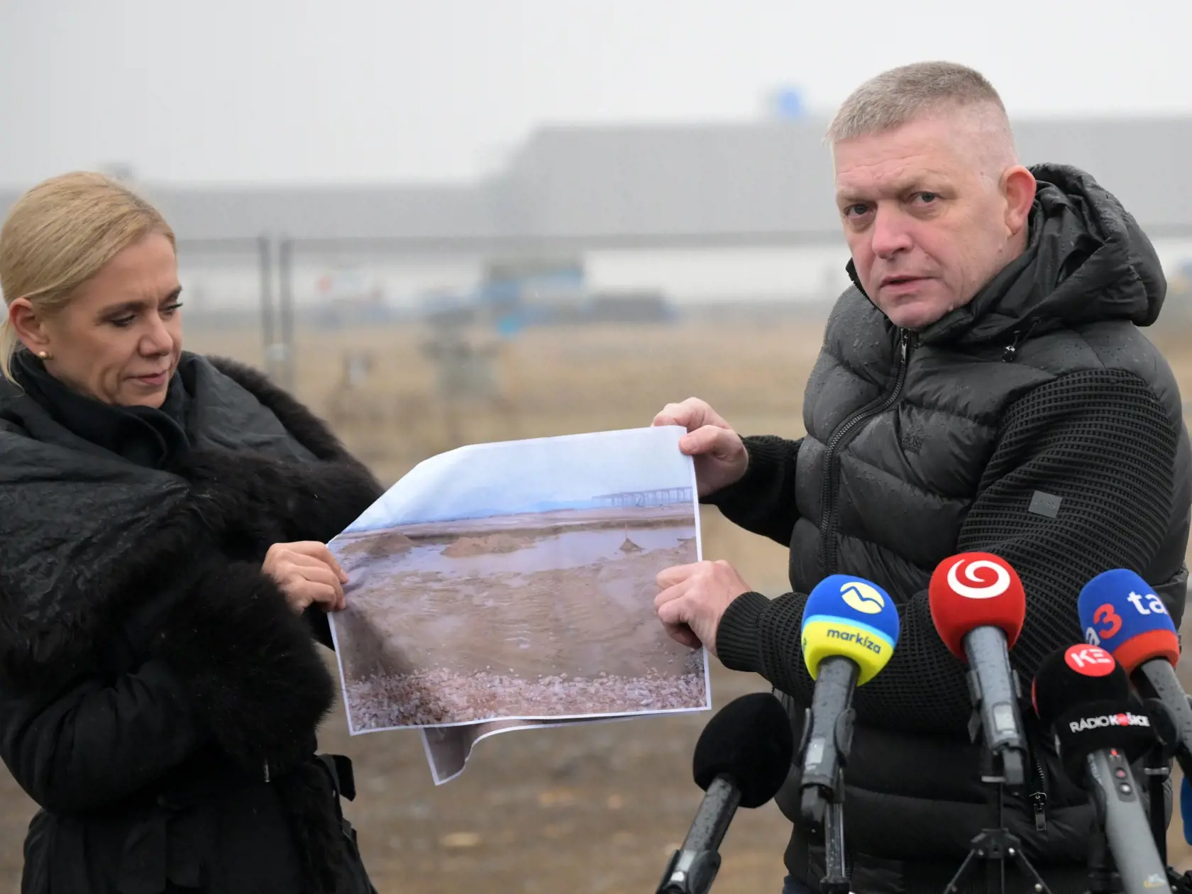 Na snímke sprava predseda vlády SR Robert Fico  (Smer-SD) a podpredsedníčka vlády a ministerka hospodárstva SR Denisa Saková (Hlas-SD) počas tlačovej konferencie v priemyselnom parku Valaliky 28. novembra 2024 na stretnutí s predstaviteľmi spoločností Valaliky Industrial Park a MH Invest k aktuálnej situácii v súvislosti s výstavbou závodu Volvo.